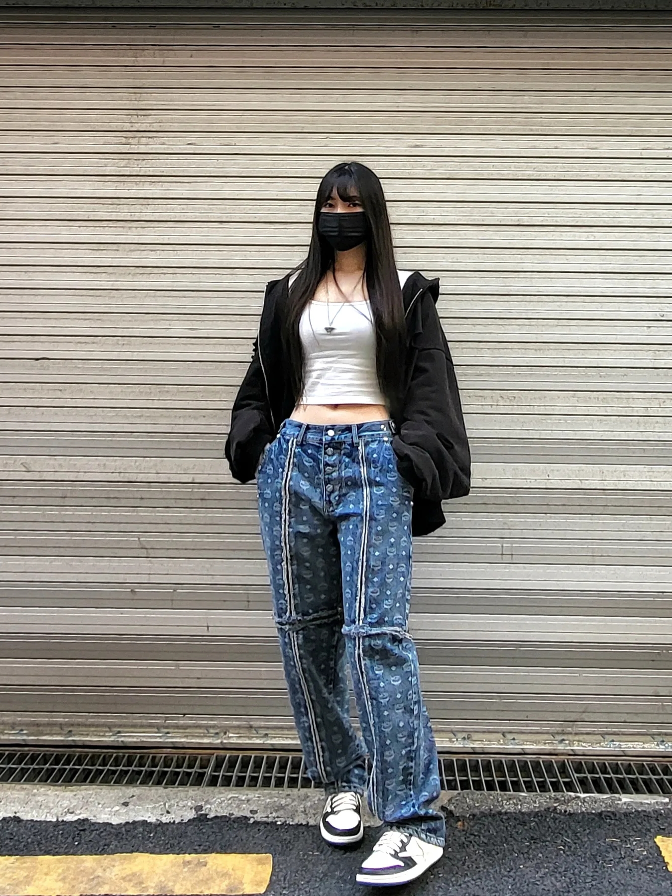 Thug Club x MCM Zip Denim Pants Blue, Prada Symbole Necklace Black 착용 스타일 - 1