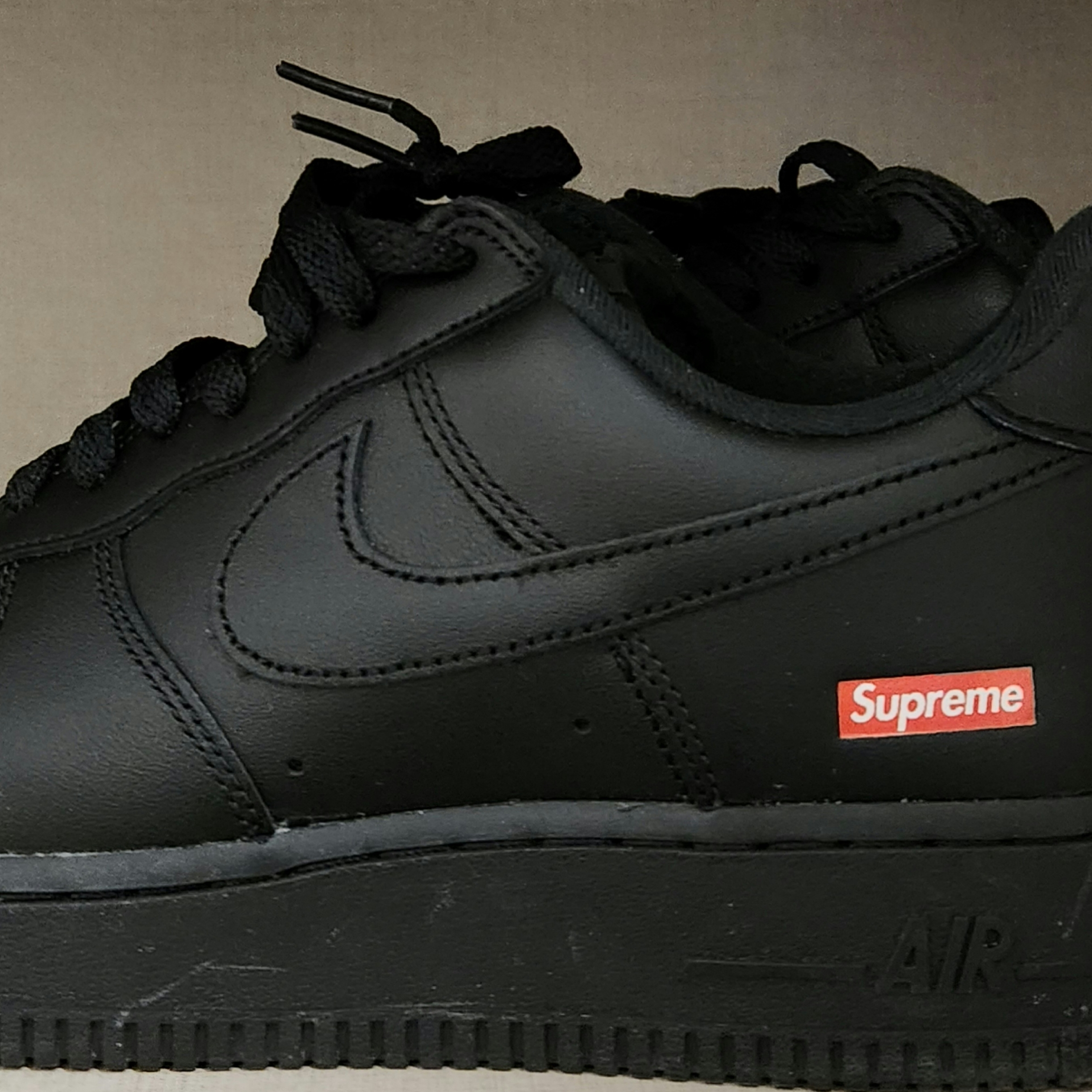 Nike x Supreme Air Force 1 Low Black 착용 스타일