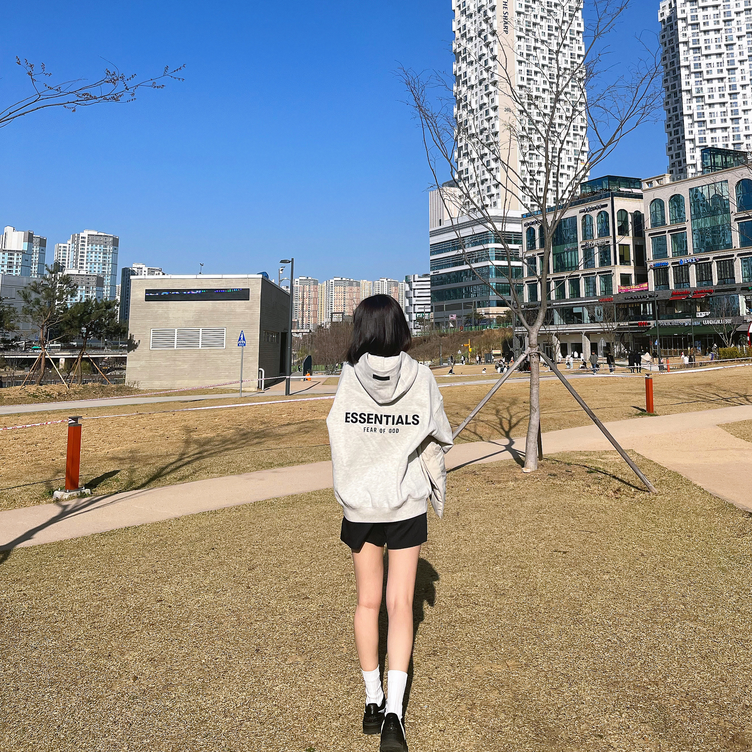 Essentials The Core Collection Hoodie Light Oatmeal 착용 스타일