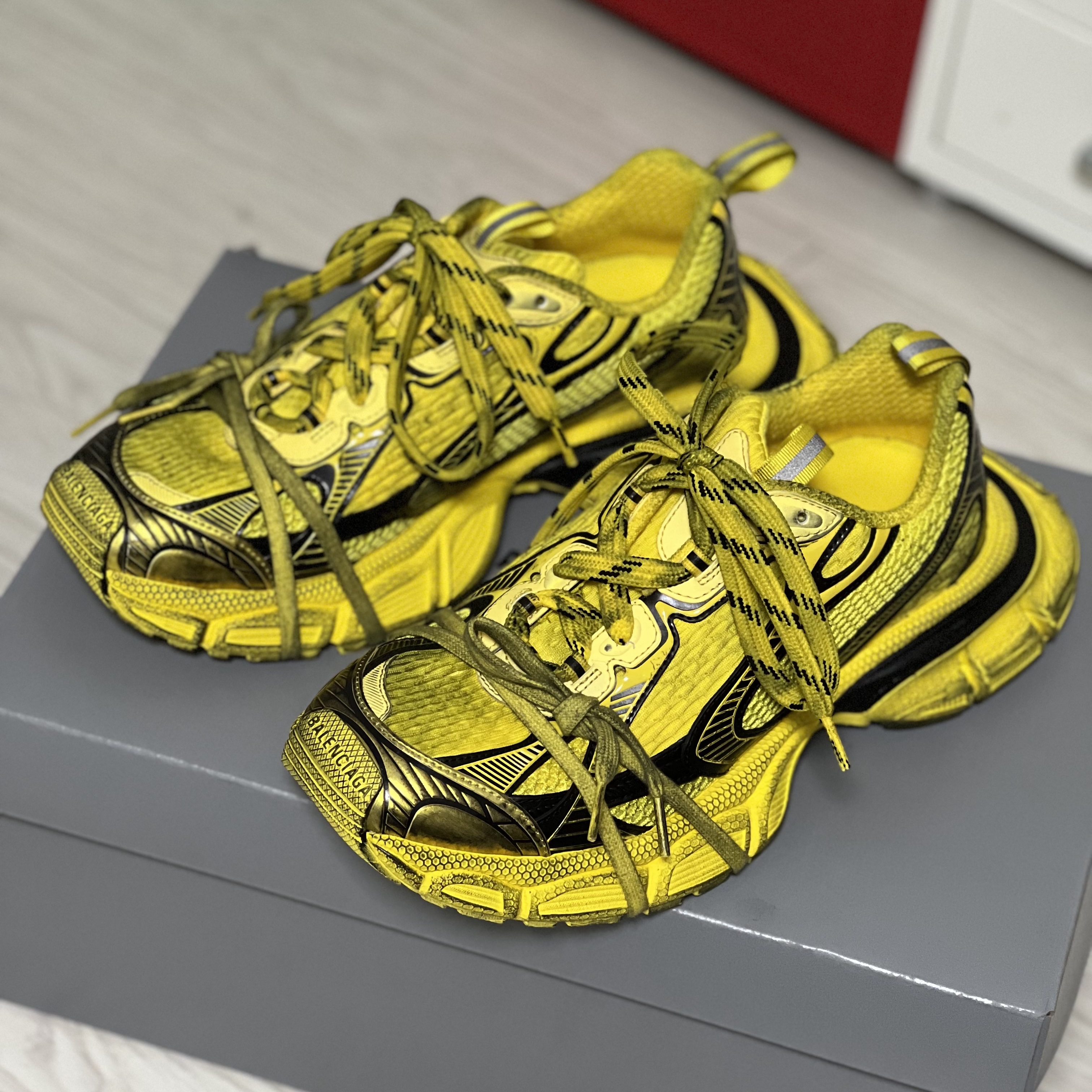 Balenciaga 3XL Sneakers Yellow Black 착용 스타일