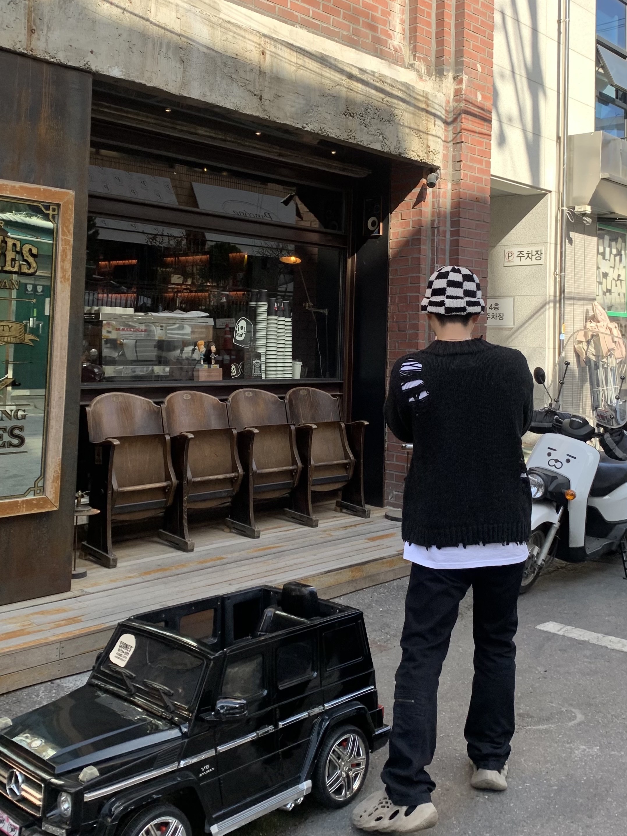 Stussy Crochet Checkered Beanie Black, Stussy World Tour LS T-Shirt White 착용 스타일 - 3