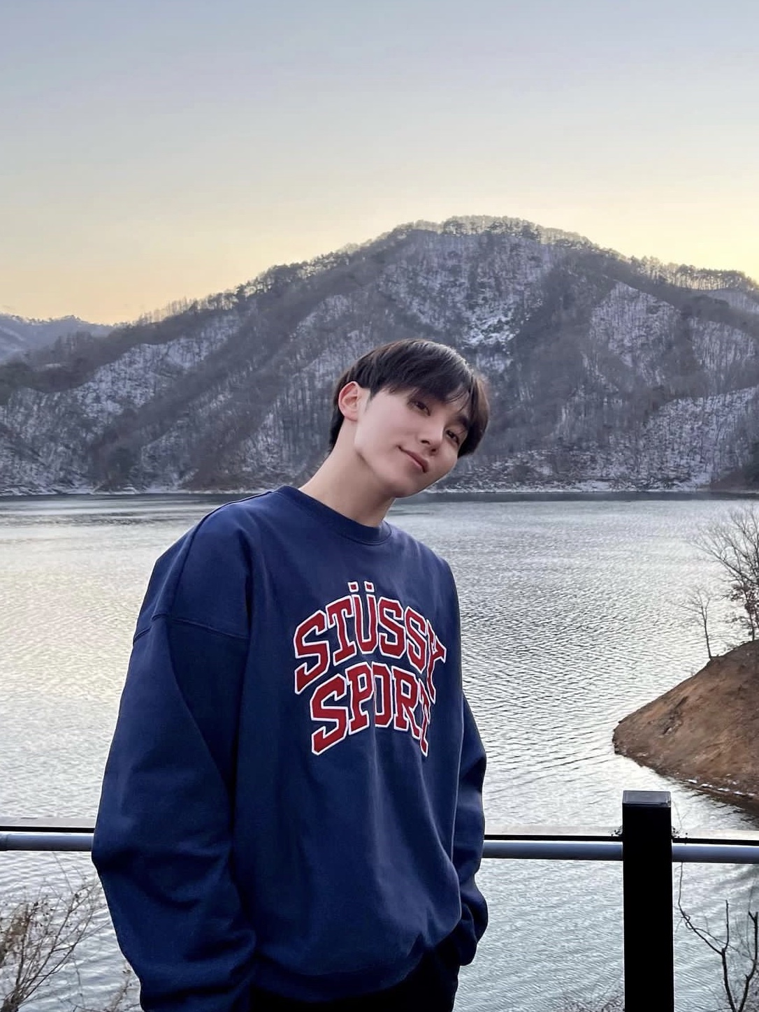 Stussy Relaxed Oversized Crew Navy 착용 스타일