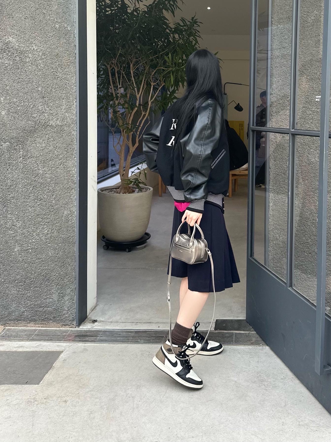 Jordan 1 Retro High OG Black Mocha 착용 스타일 - 2
