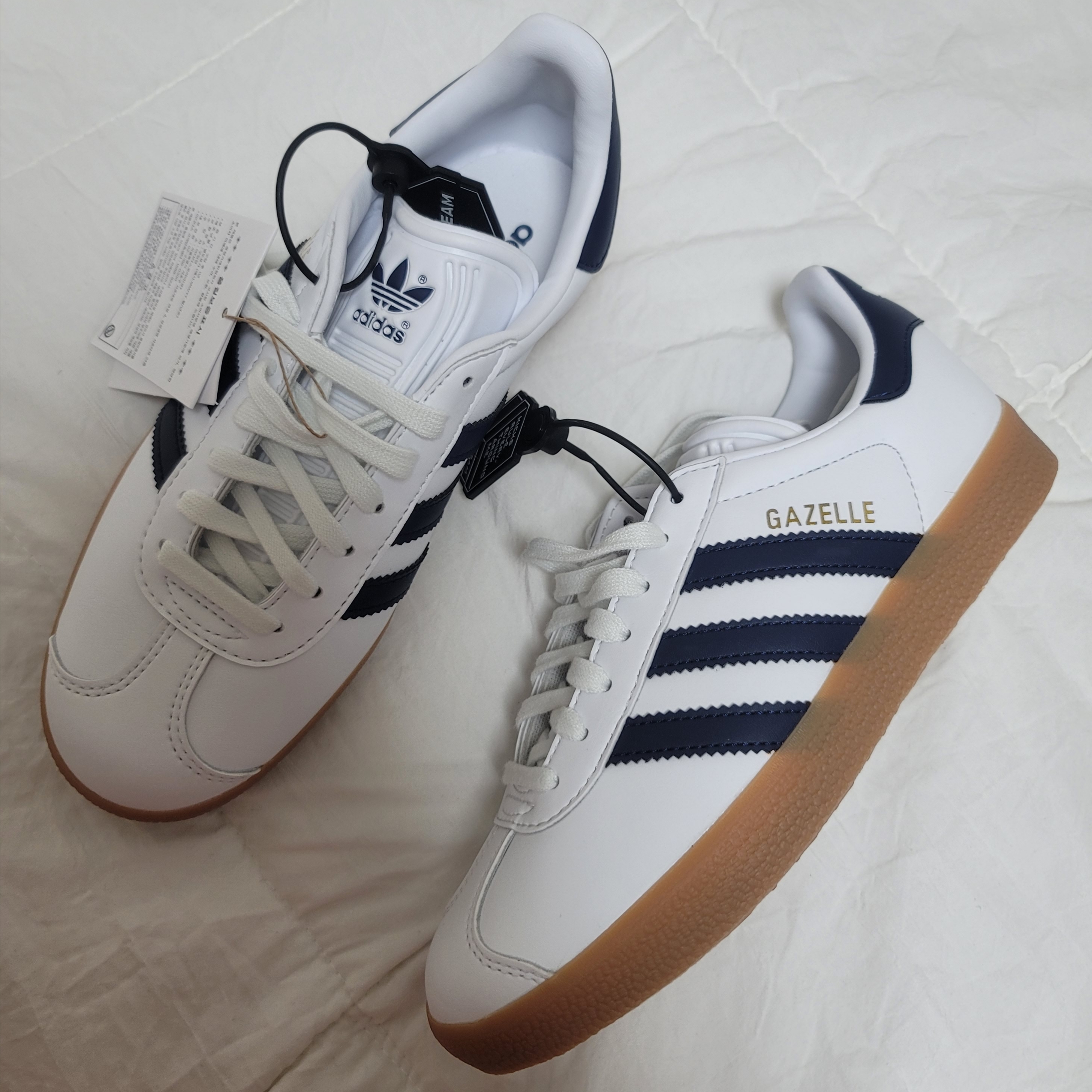 Adidas Gazelle White Collegiate Navy 착용 스타일