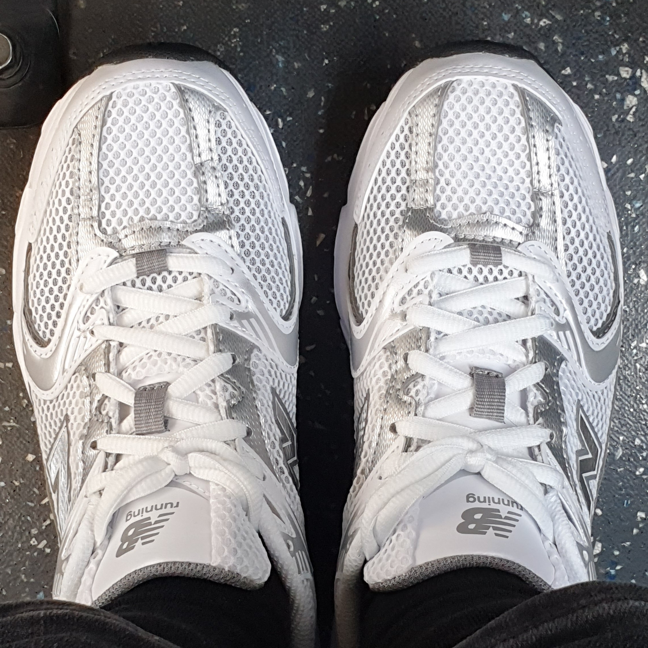 New Balance 530 White Silver 착용 스타일