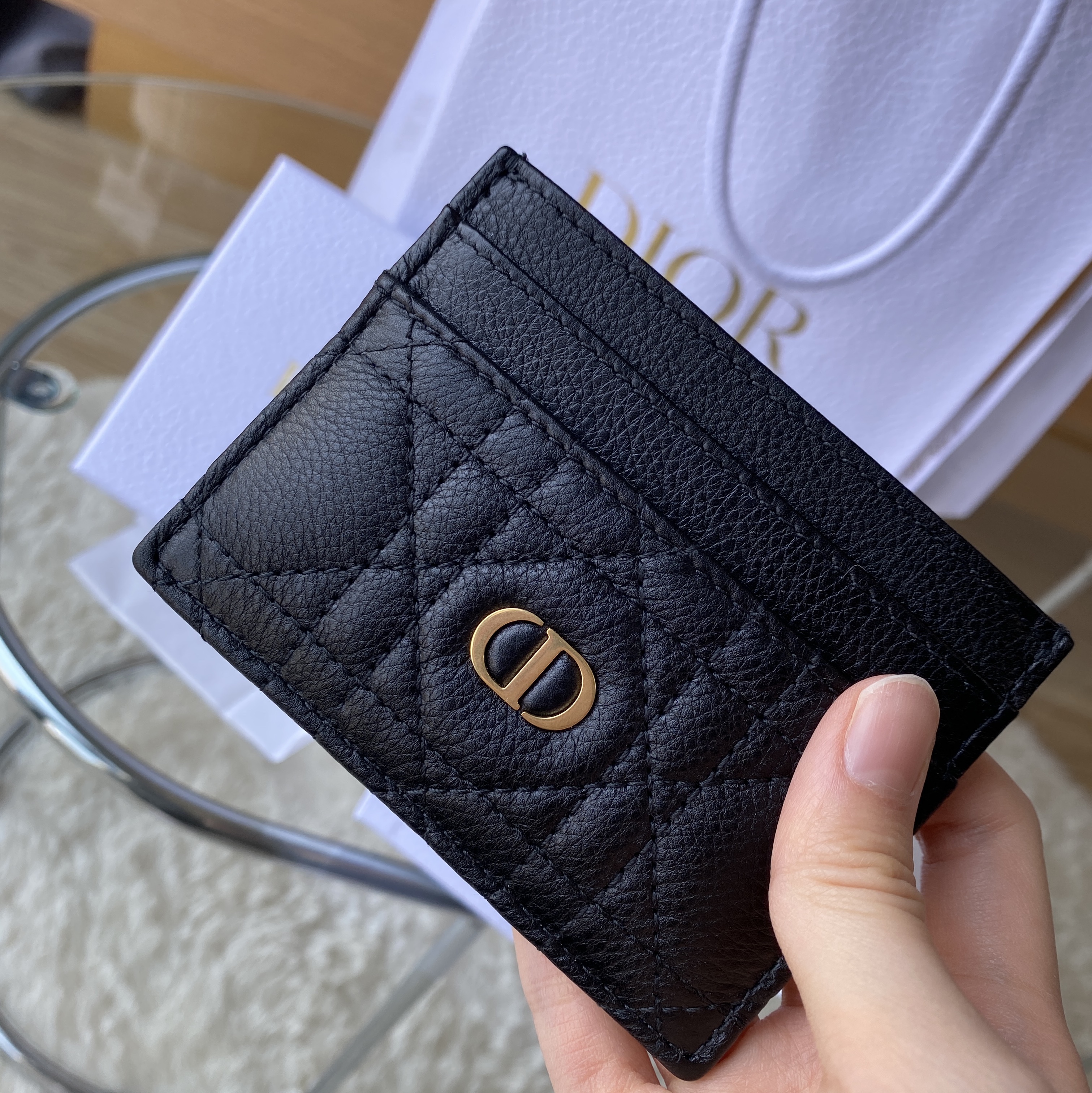 Dior Caro Five Slot Card Holder Supple Cannage Calfskin Black 착용 스타일 - 1