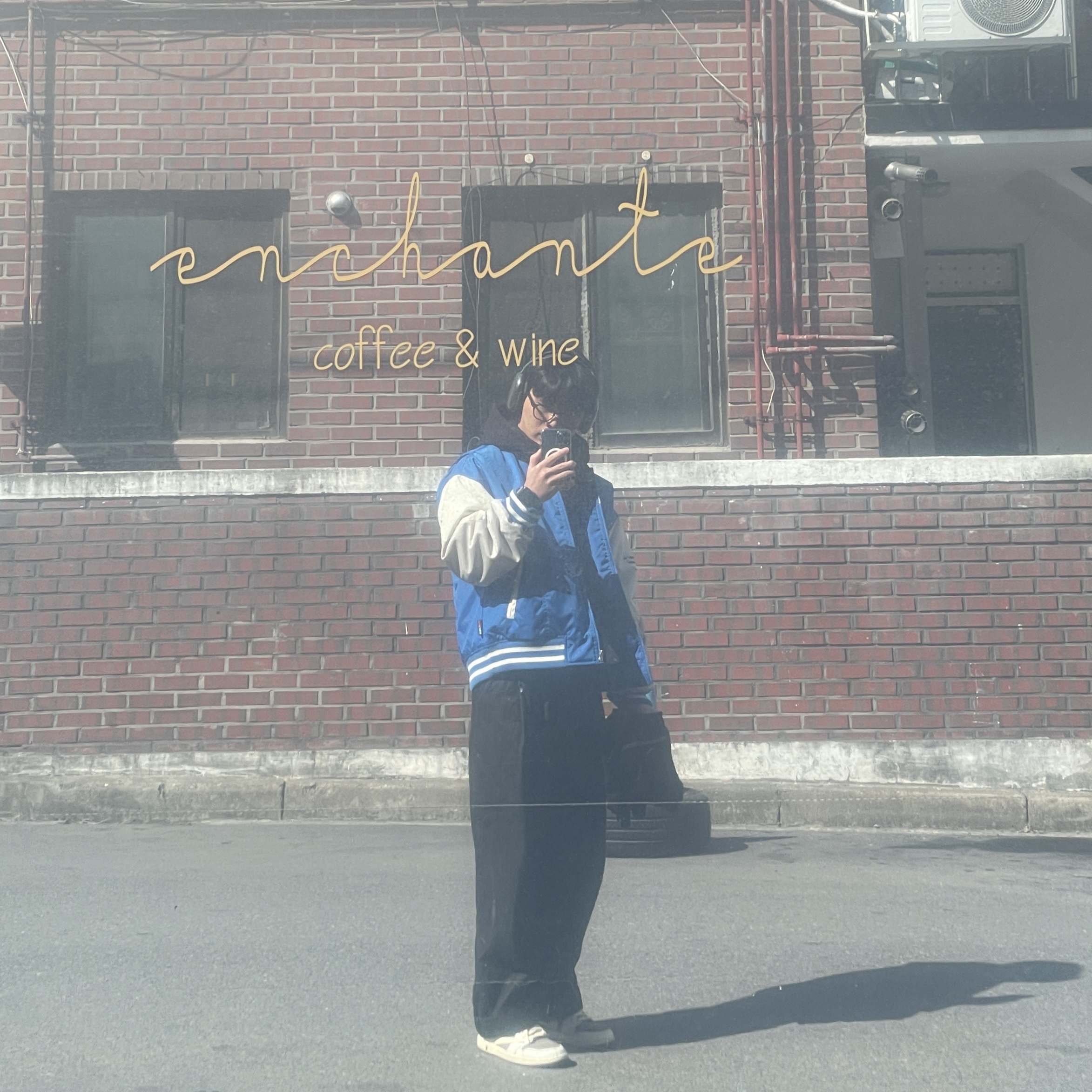 Converse x Ader Error Shapes Varsity Jacket Cobalt, Jordan 1 x Travis Scott Retro Low OG SP Sail and Ridgerock 착용 스타일