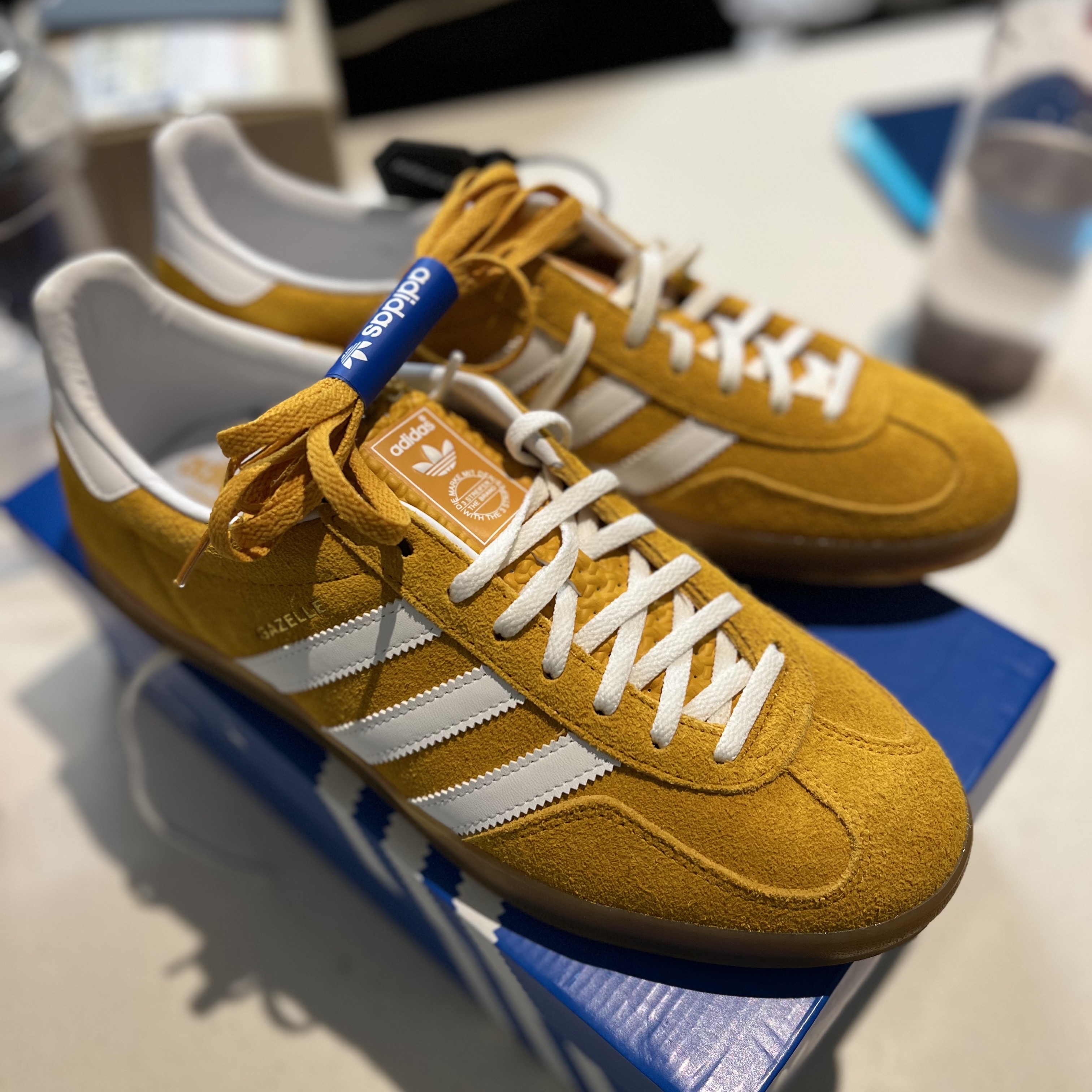 (W) Adidas Gazelle Indoor Orange Peel Cloud White 착용 스타일