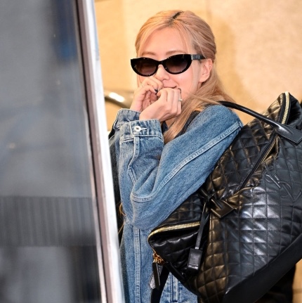 Saint Laurent ES Giant Travel Bag In Quilted Leather Black 착용 스타일 - 1