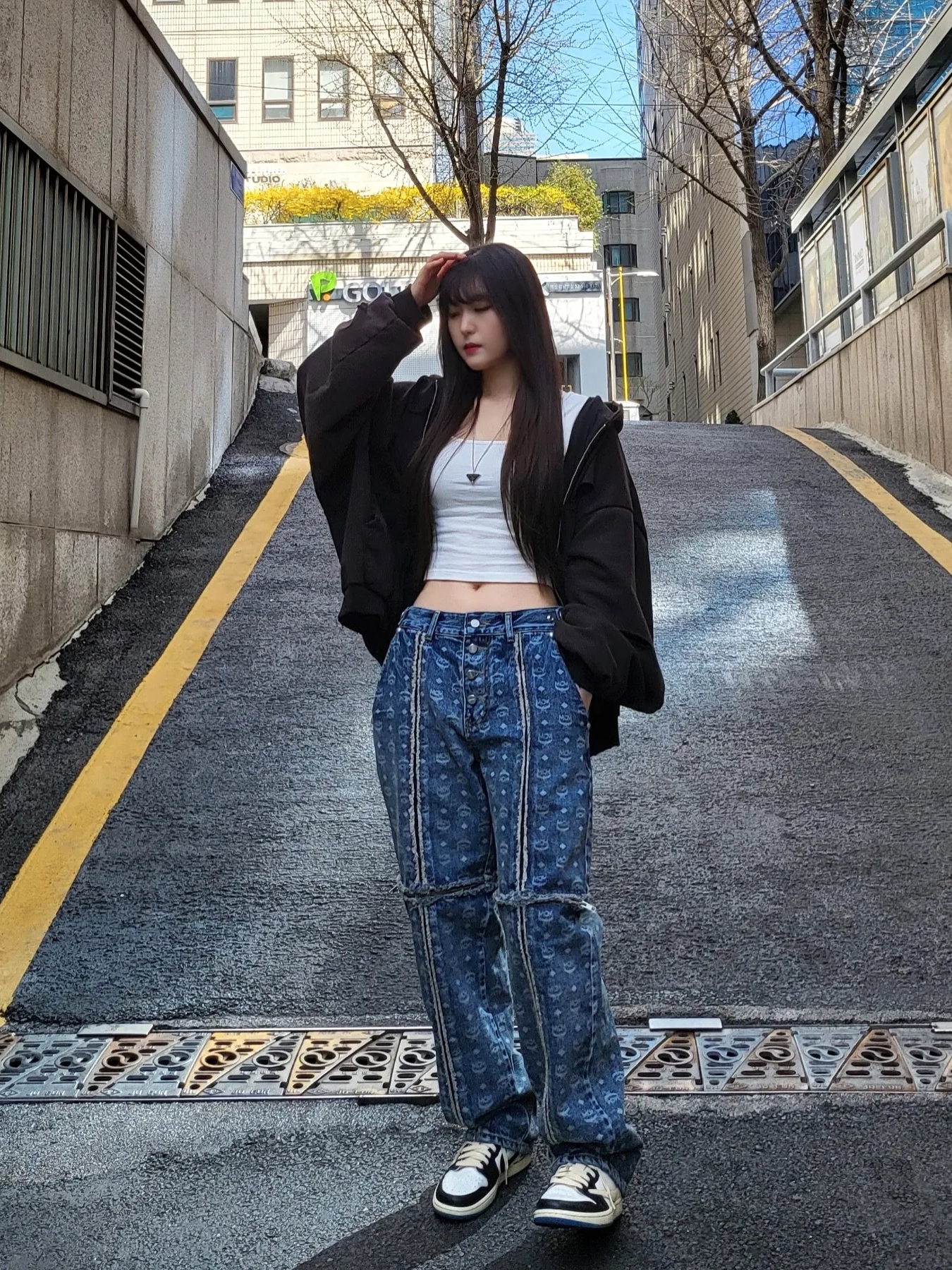Thug Club x MCM Zip Denim Pants Blue, Prada Symbole Necklace Black 착용 스타일 - 4