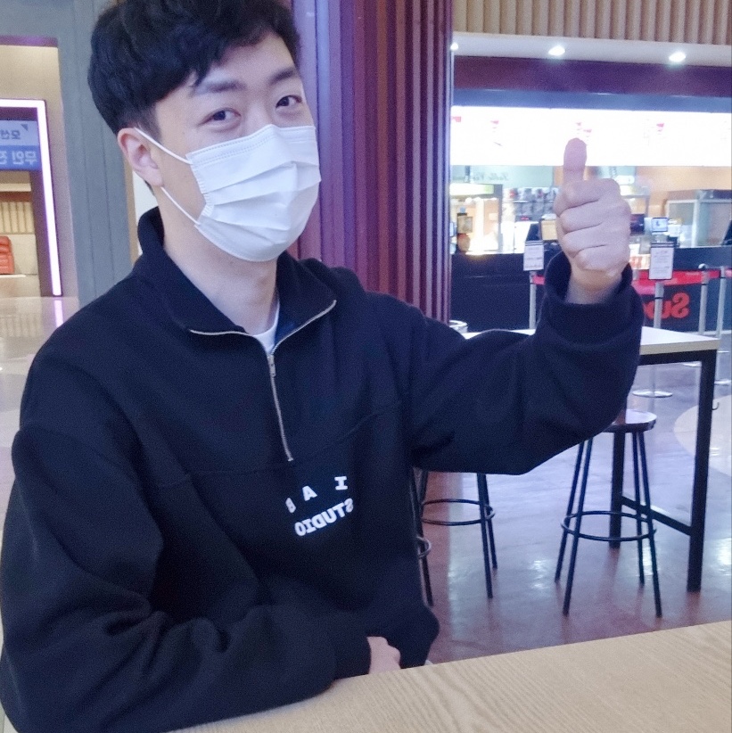 IAB Studio Half Zip-Up Black White 착용 스타일