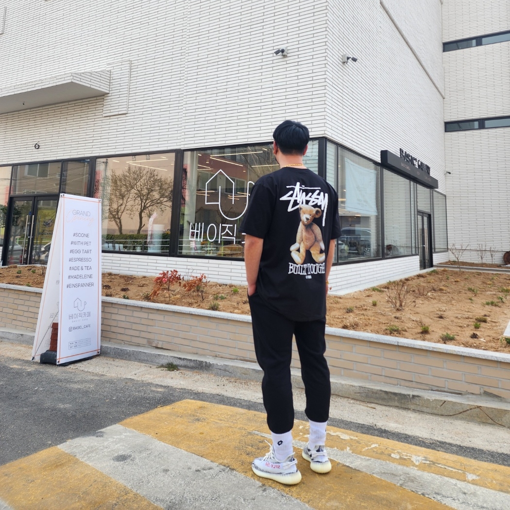 Stussy Built Tough T-Shirt Black, Adidas Yeezy Boost 350 V2 Zebra 2022/2023 착용 스타일 - 1