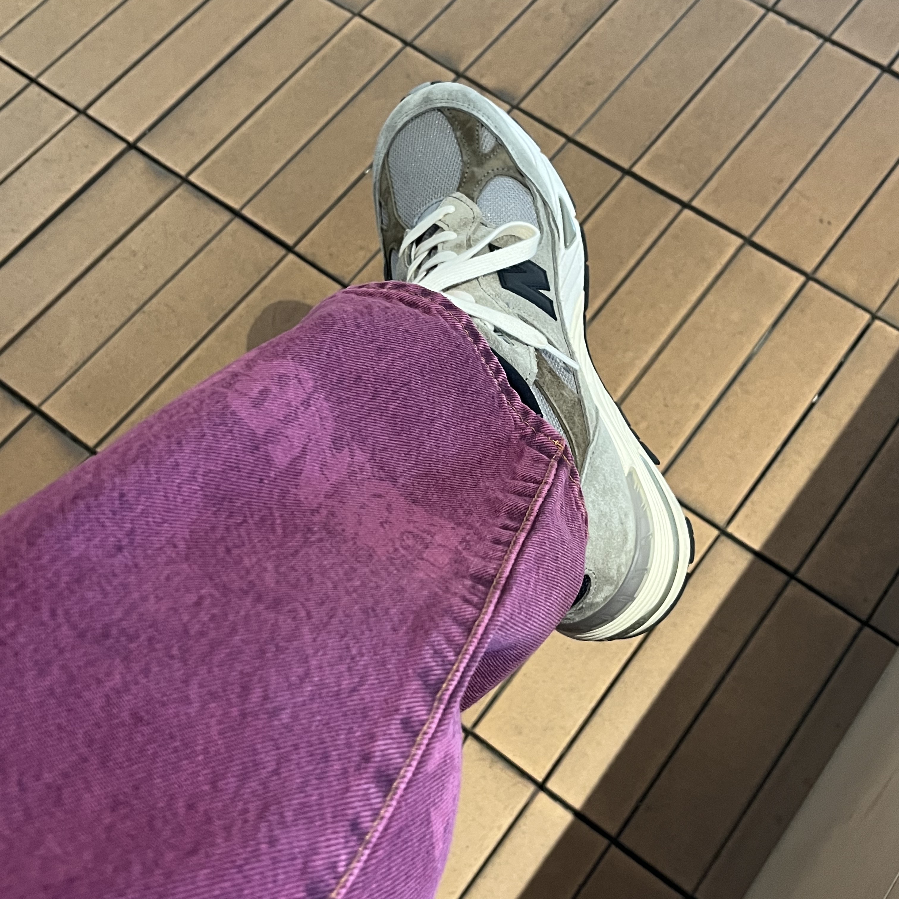 Stussy Worldwide Big OL' Jeans Fuchsia, New Balance x JJJJound 991 Made in UK Grey 착용 스타일 - 2