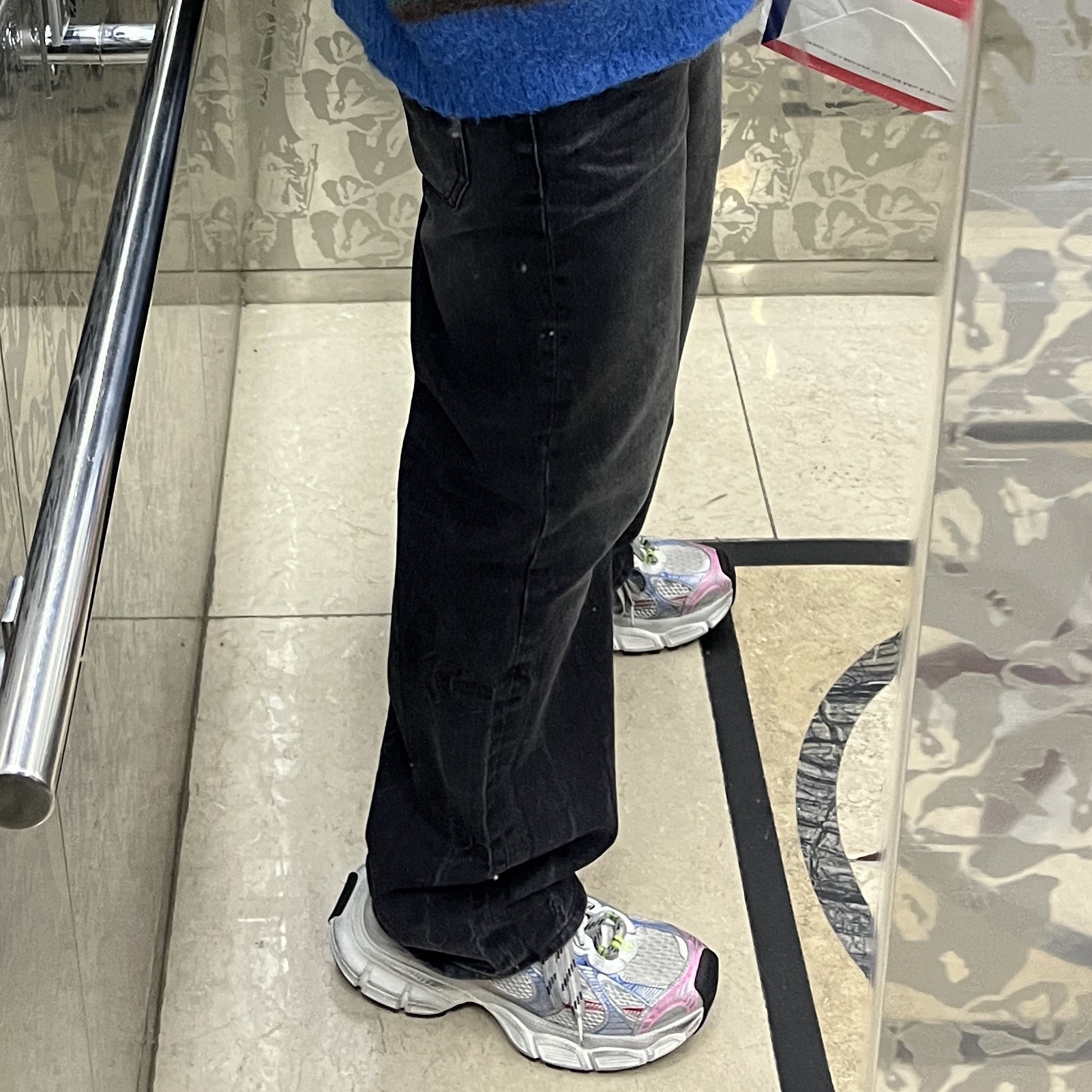 Balenciaga 3XL Sneakers White Red Blue 착용 스타일