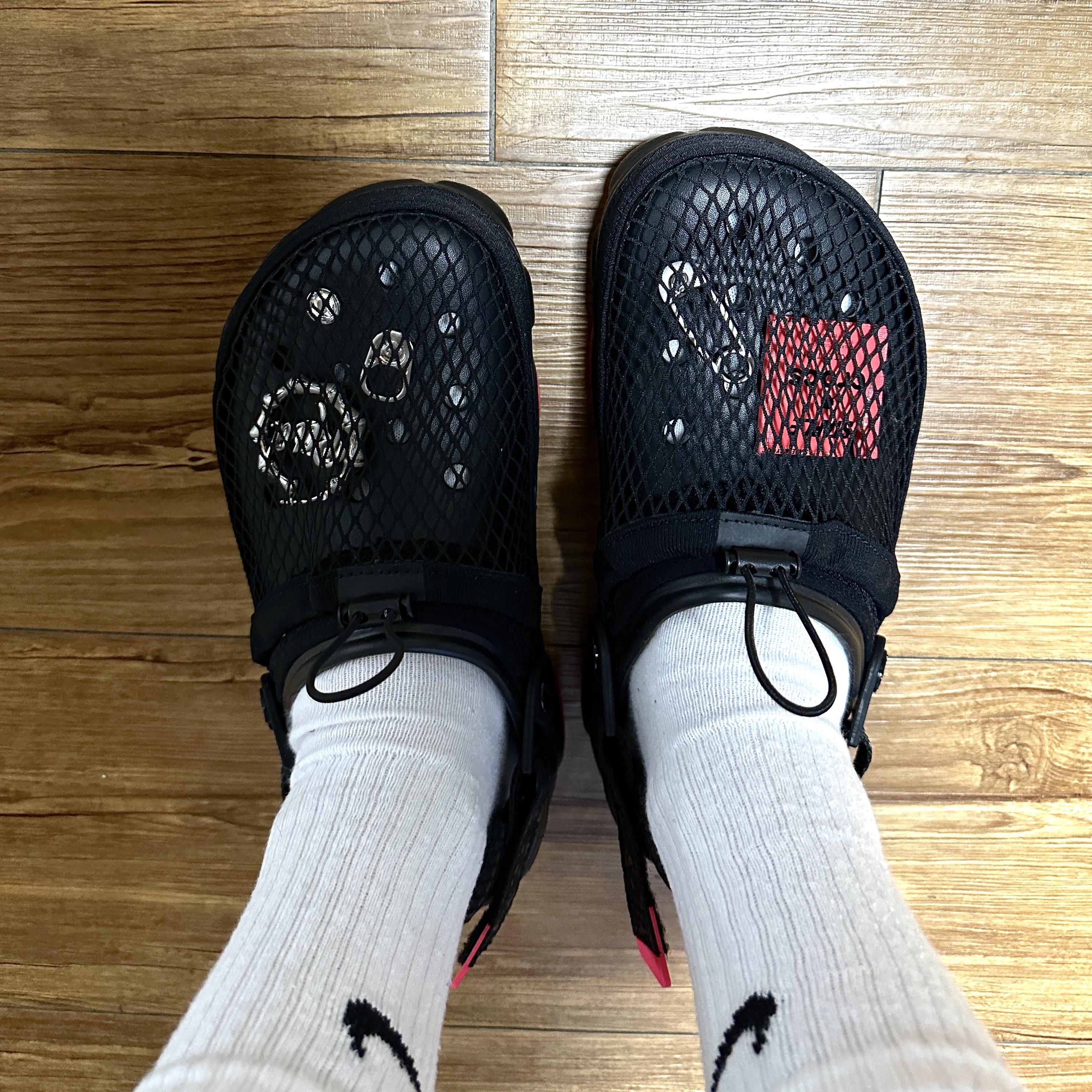 Crocs x Staple Classic All Terrain Clog Black 착용 스타일 - 2