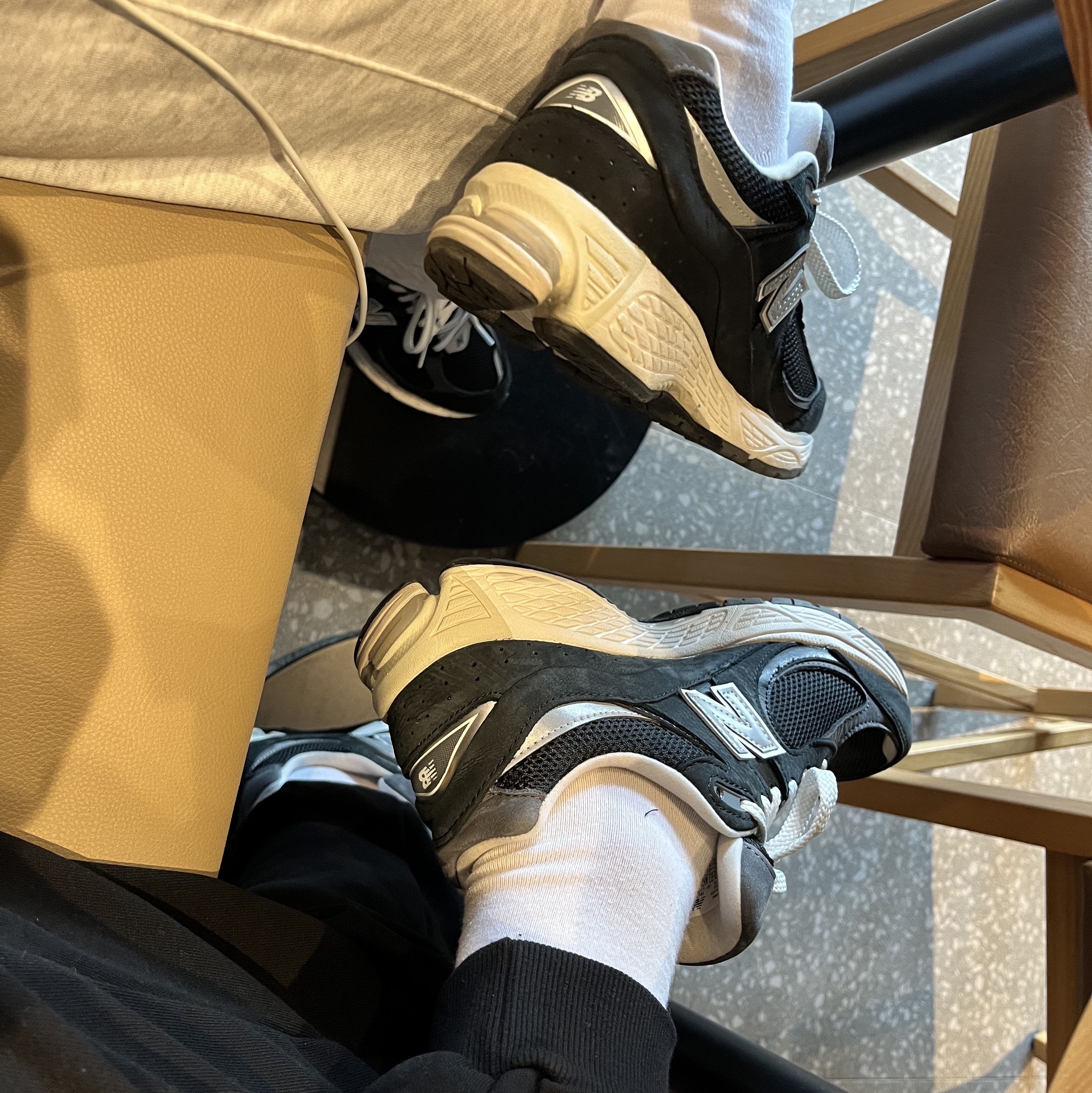 New Balance 2002R Premium Vintage Black 착용 스타일