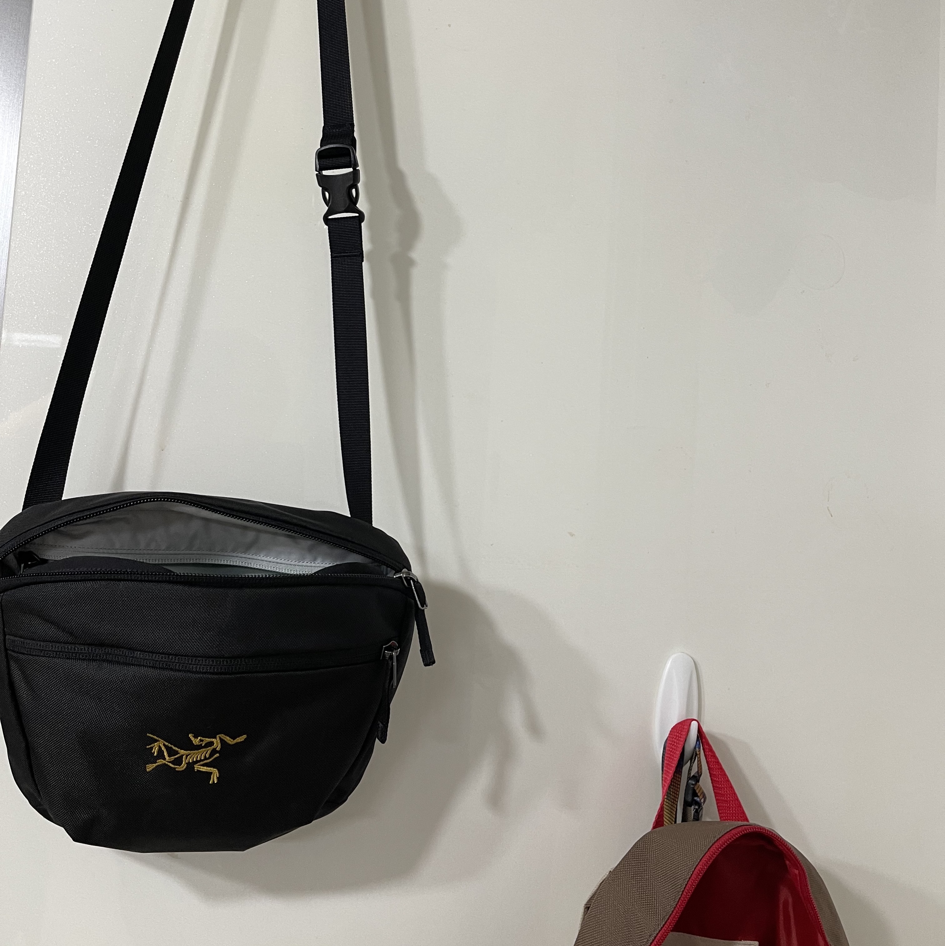 Arc'teryx Mantis 2 Waistpack 24K Black 착용 스타일
