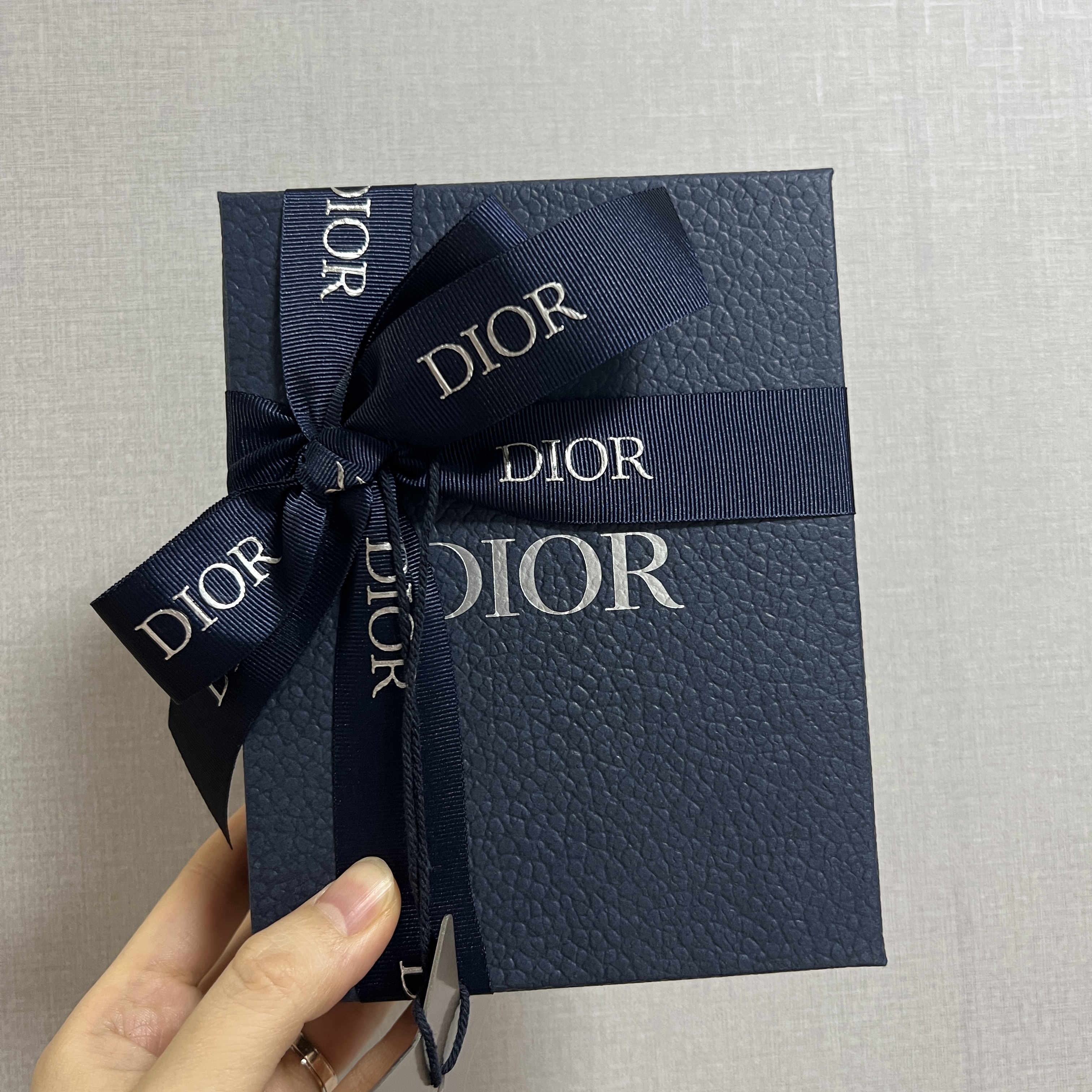 Dior CD Diamond Canvas Wallet Black 착용 스타일 - 1