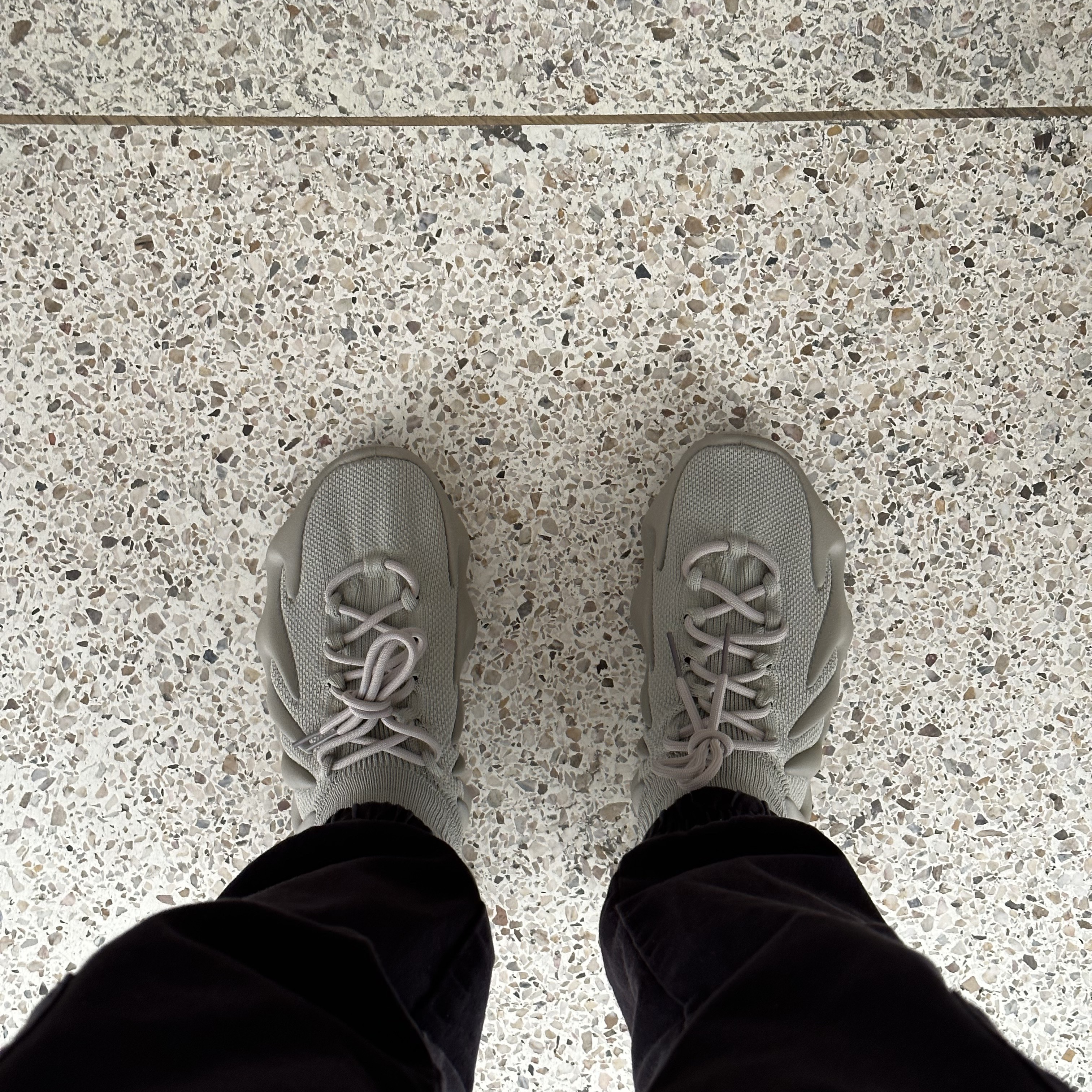 Adidas Yeezy 450 Stone Flax 착용 스타일