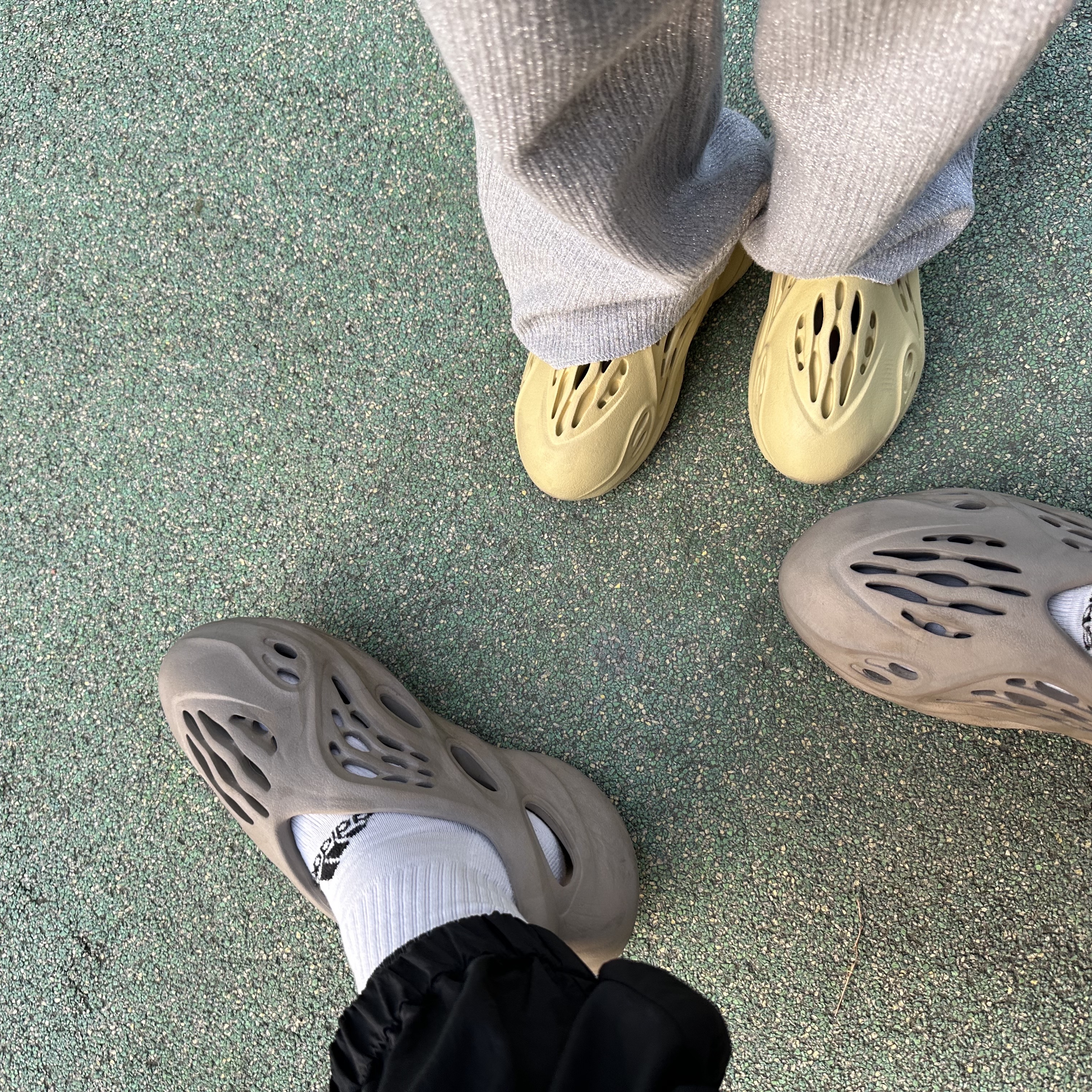 (Kids) Adidas Yeezy Foam RNNR Sulfur, Adidas Yeezy Foam RNNR Stone Sage 착용 스타일