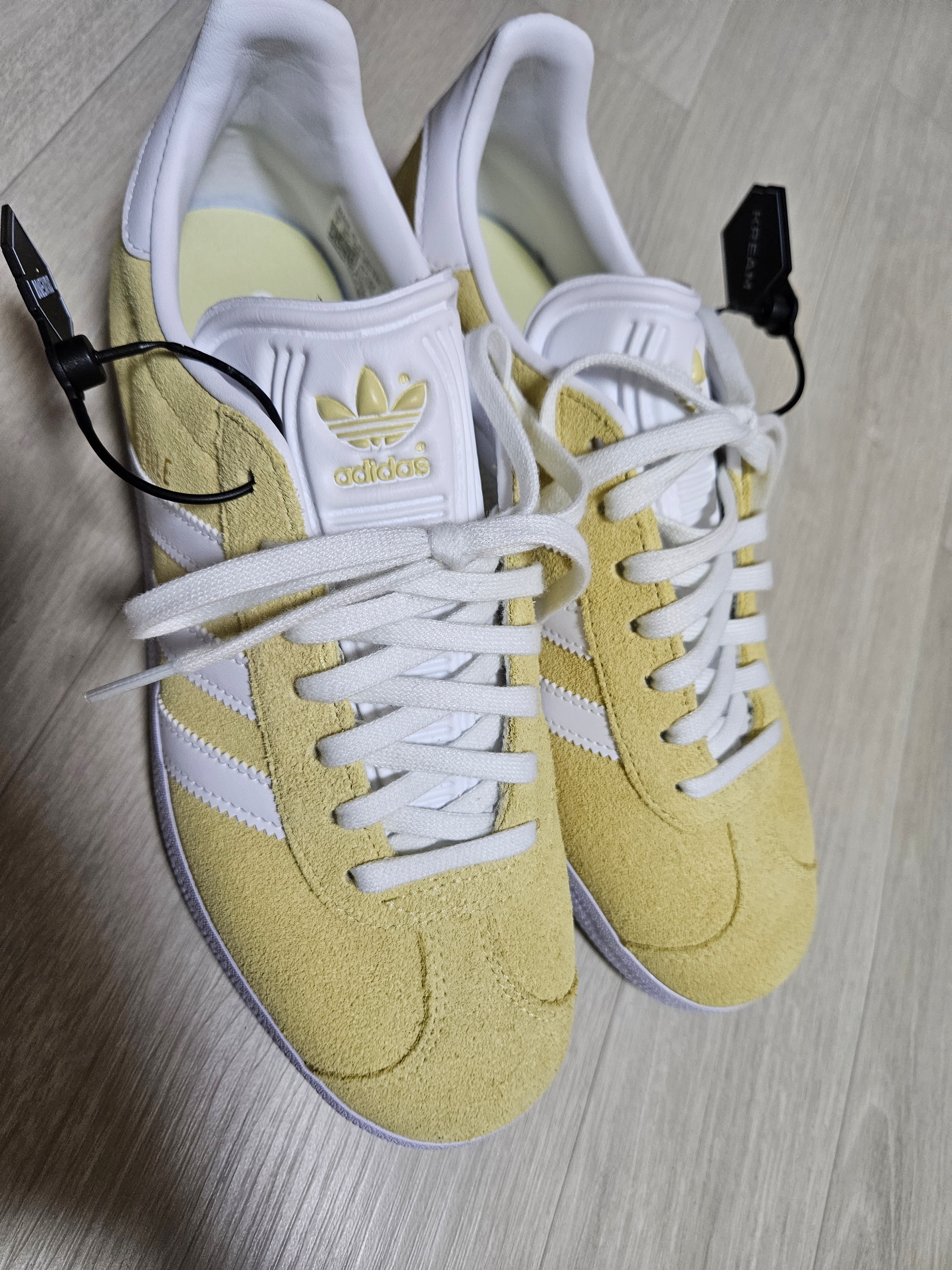 Adidas Gazelle Almost Yellow 착용 스타일