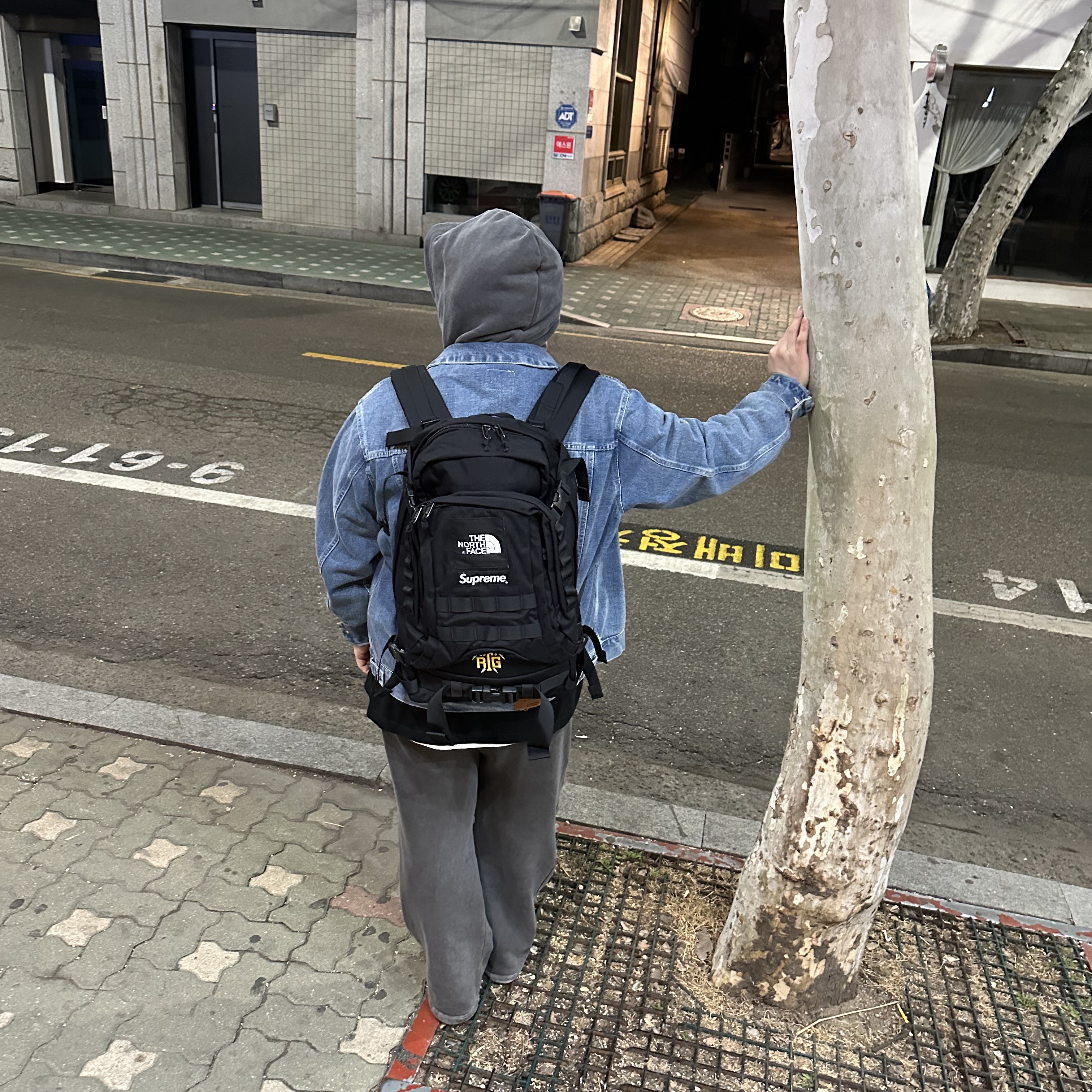 Supreme x The North Face RTG Backpack Black - 20SS, Supreme x Burberry Denim Trucker Jacket Washed Blue - 22SS 착용 스타일