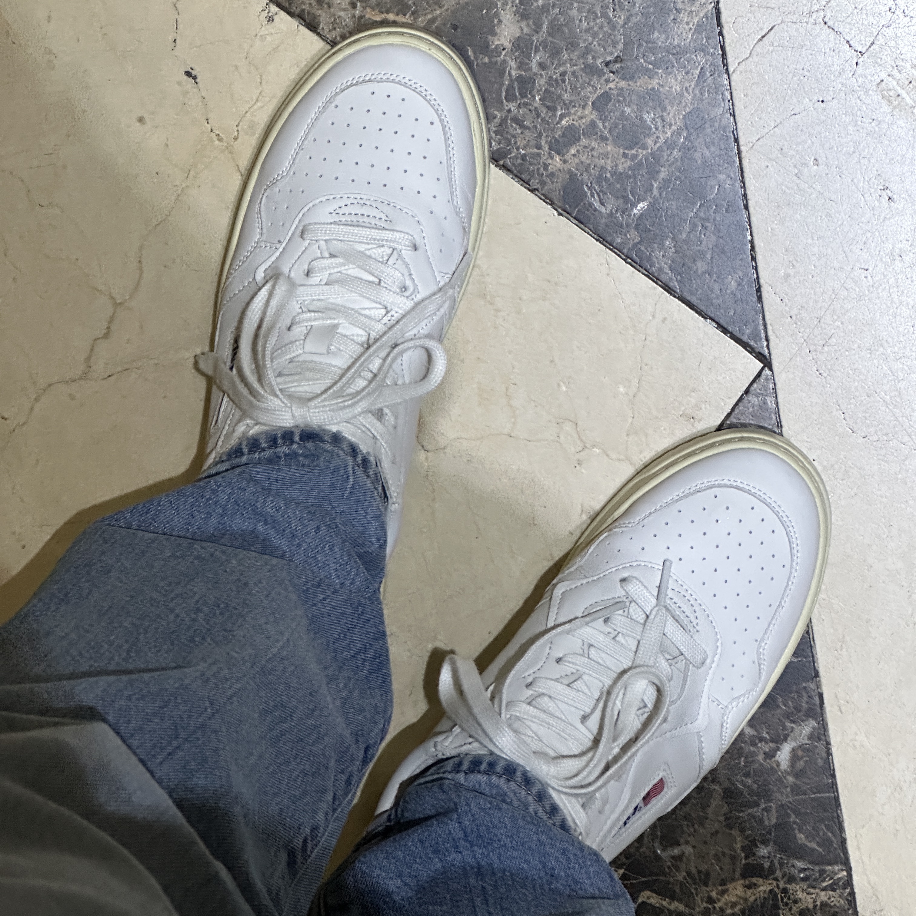 Autry Medalist Low Goatskin Sneakers White 착용 스타일
