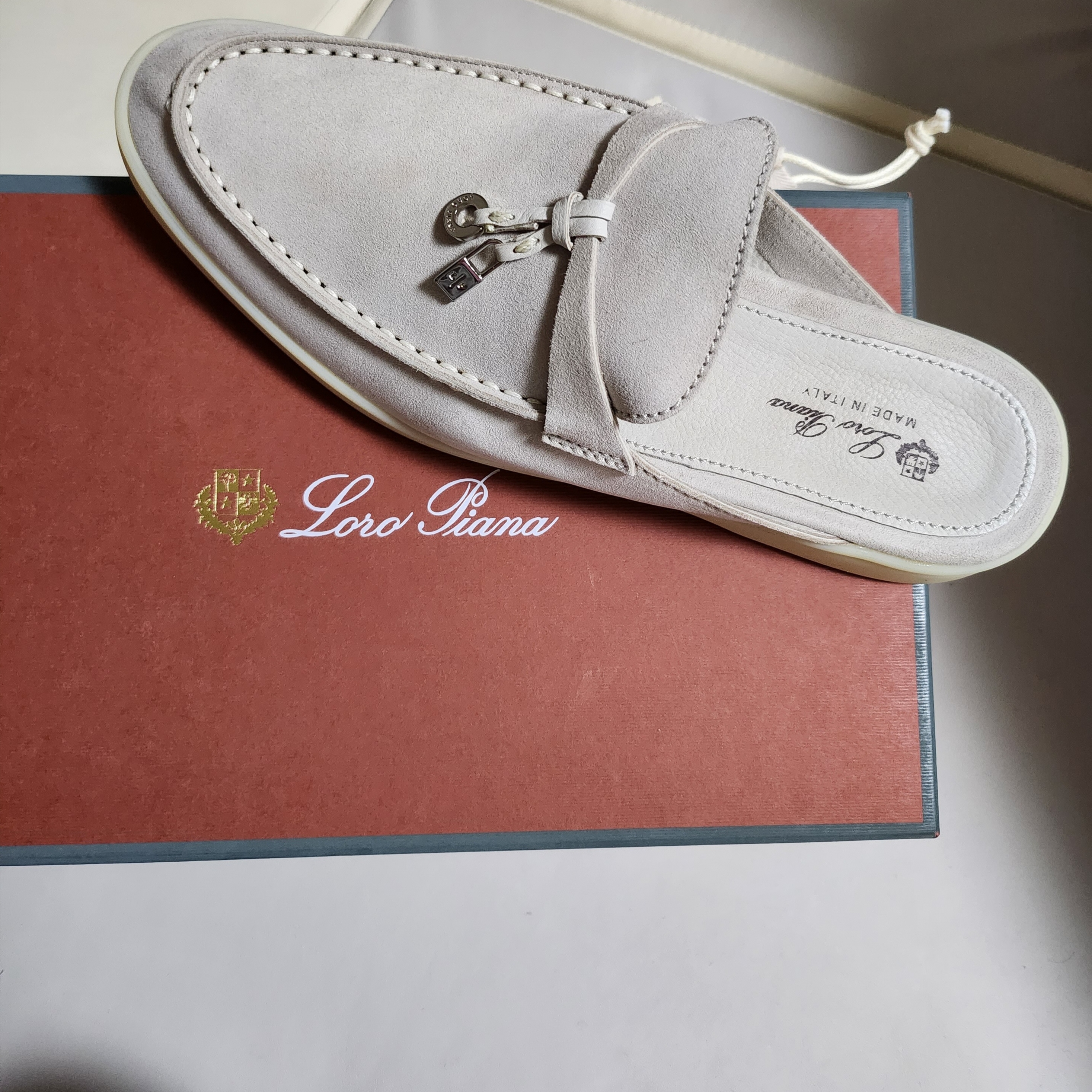 (W) Loro Piana Babouche Charms Walk Suede Calfskin Pearl Powder 착용 스타일