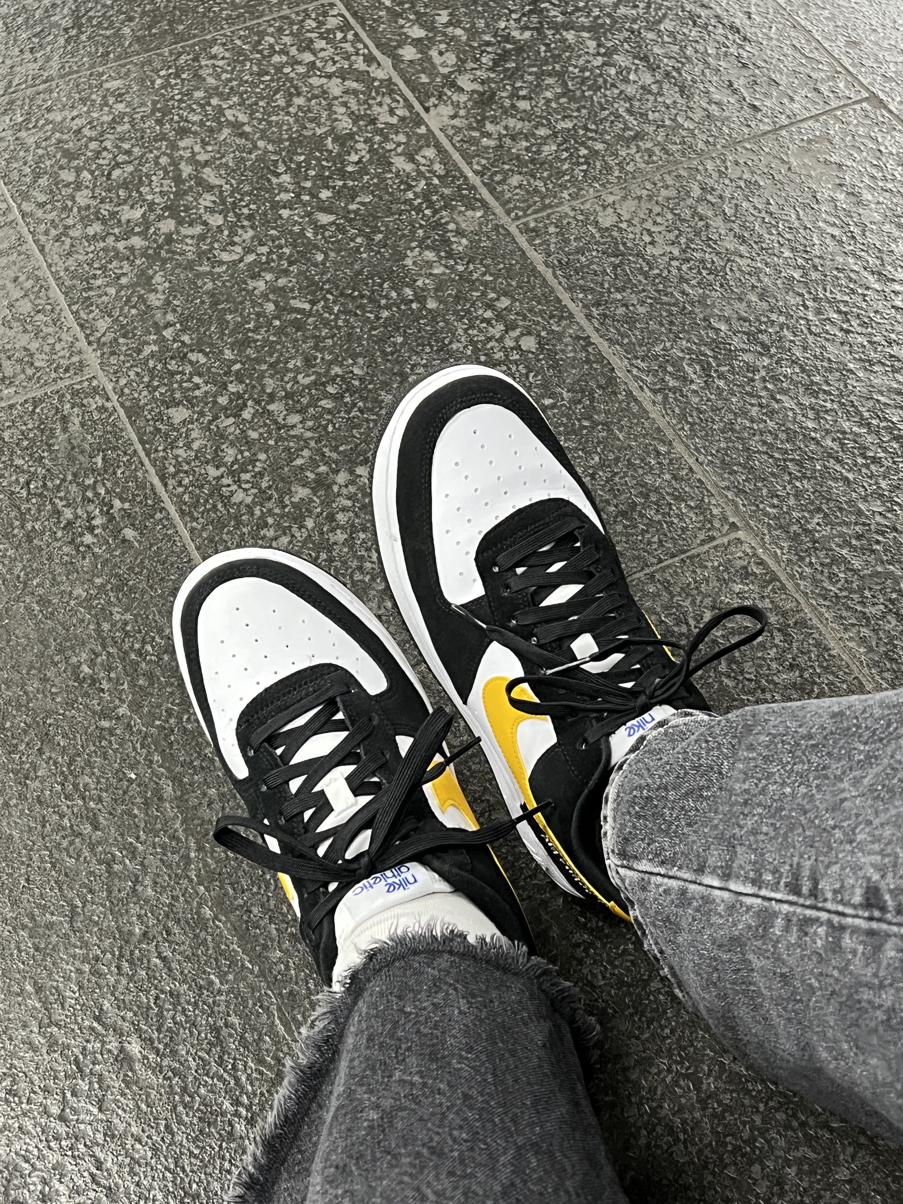 Nike Air Force 1 '07 LV8 Athletic Club Black Dark Sulfur 착용 스타일