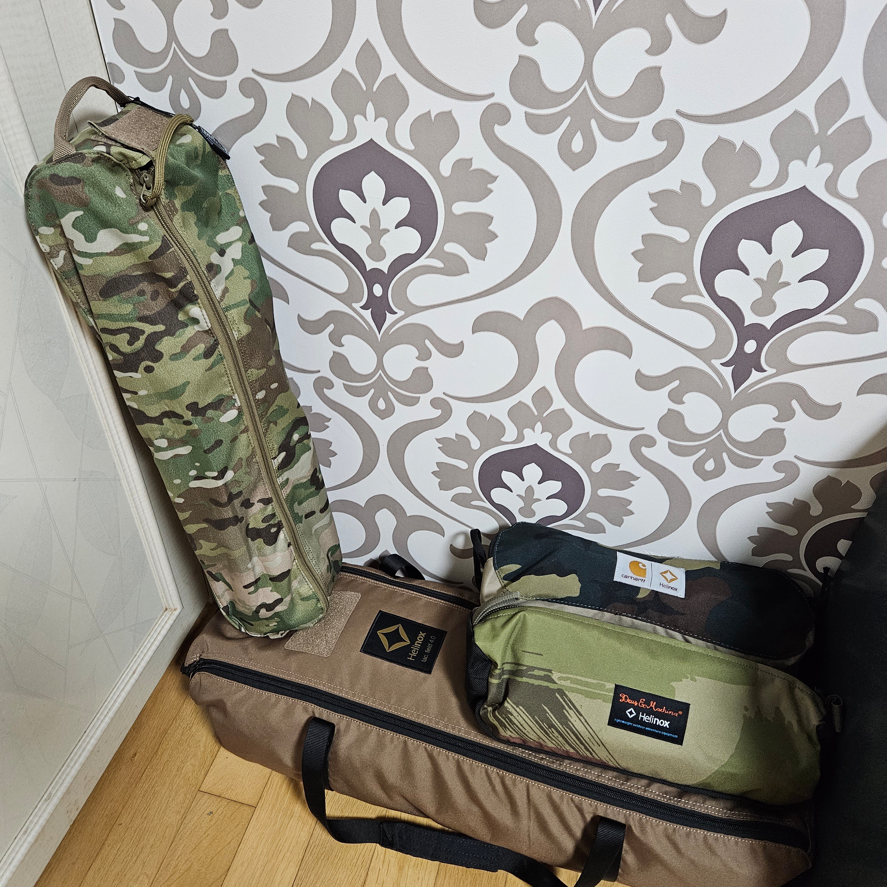 Helinox x Deus Ex Machina Tactical Chair Multi, Helinox Tactical Table L Multicam 착용 스타일