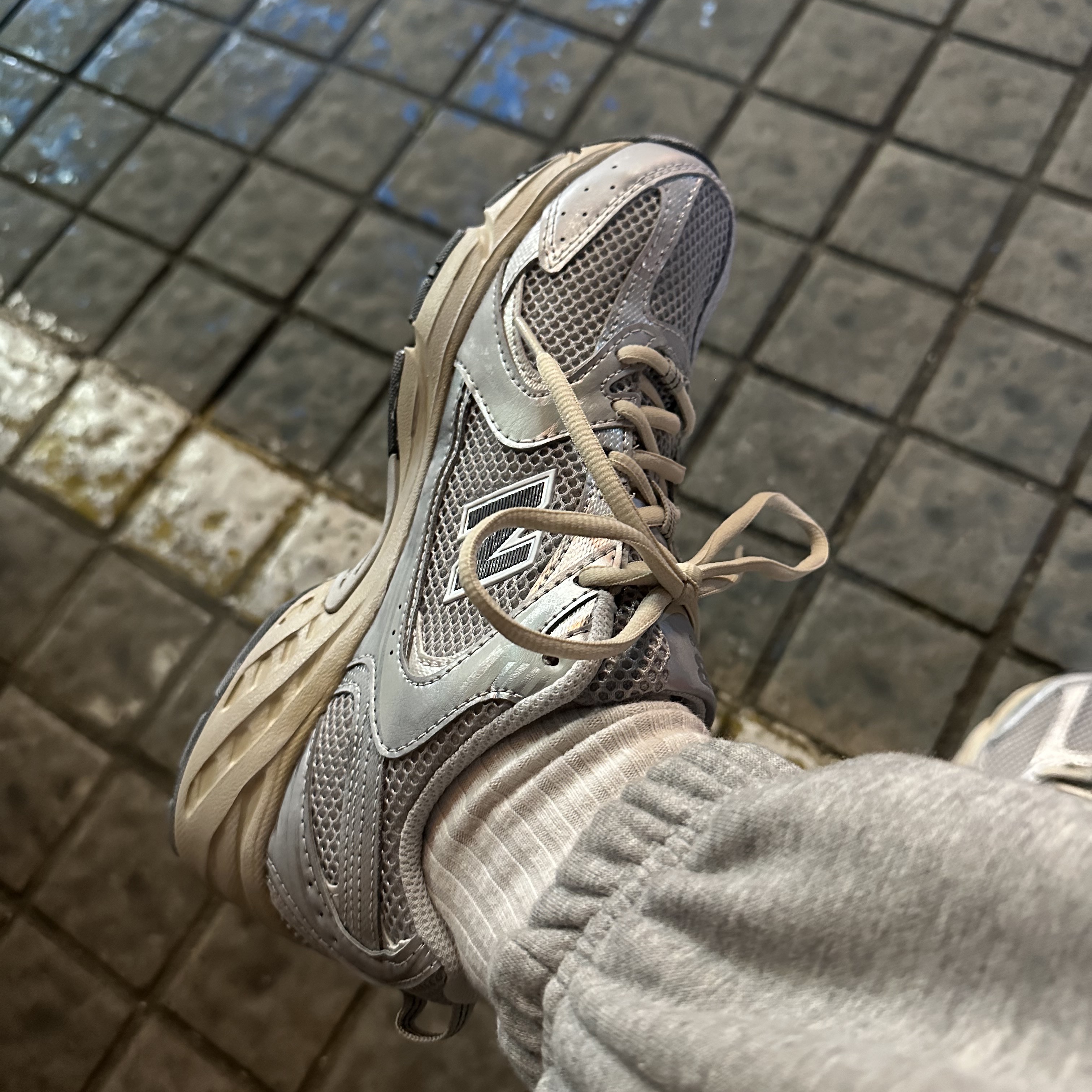 New Balance 530 Vintage Metallic Silver 착용 스타일