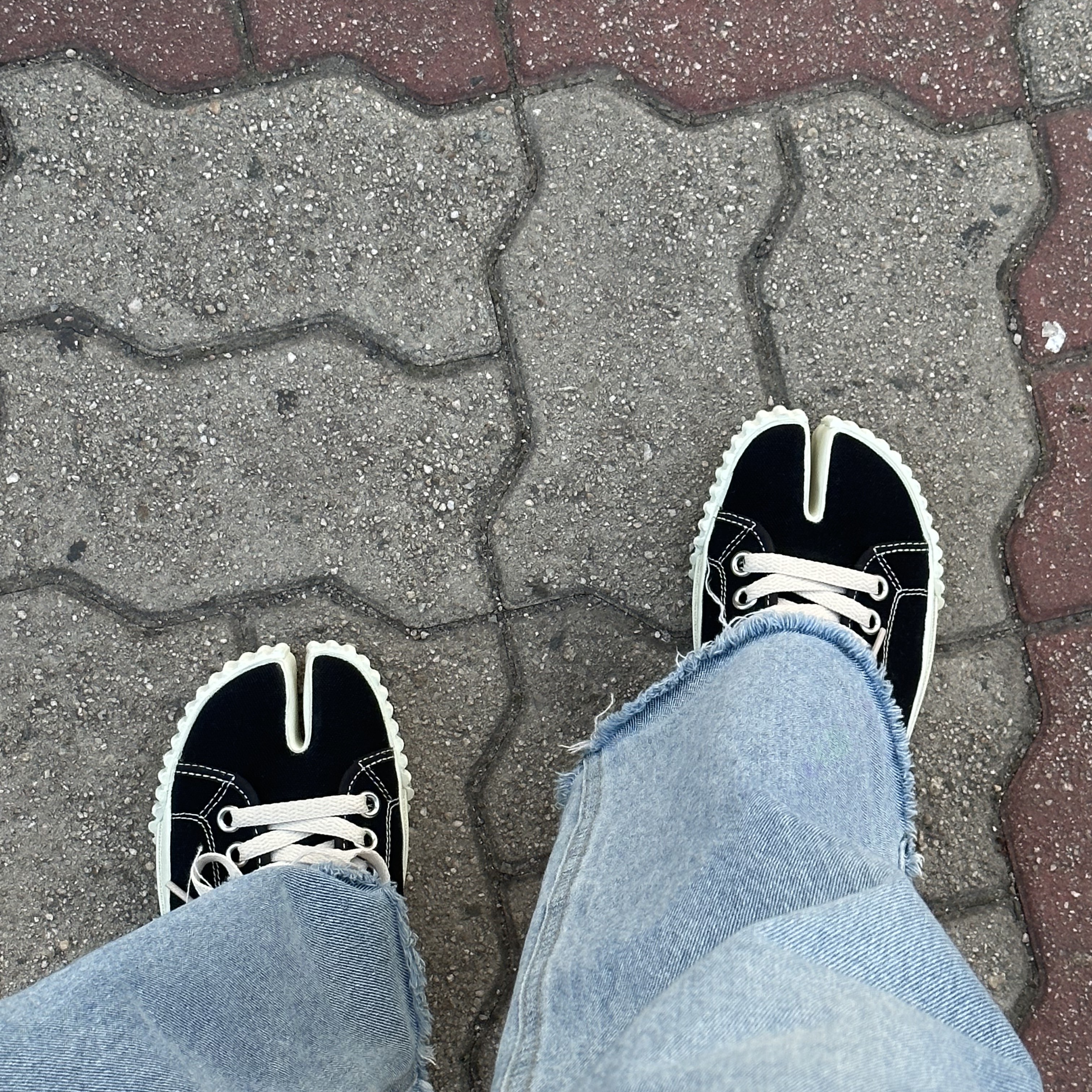 (W) Maison Margiela Tabi Low Canvas Sneakers Black 착용 스타일