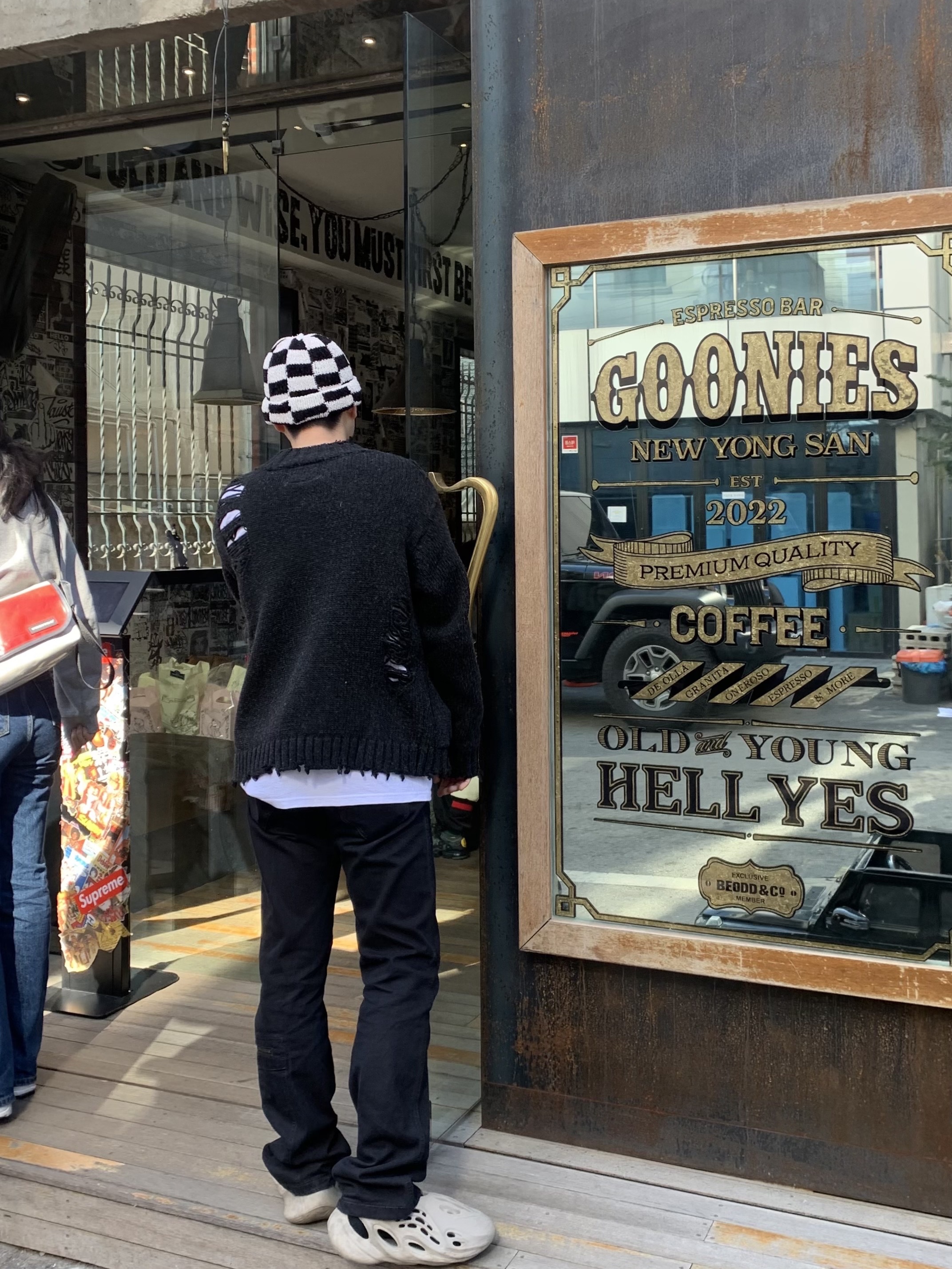 Stussy Crochet Checkered Beanie Black, Stussy World Tour LS T-Shirt White 착용 스타일 - 2