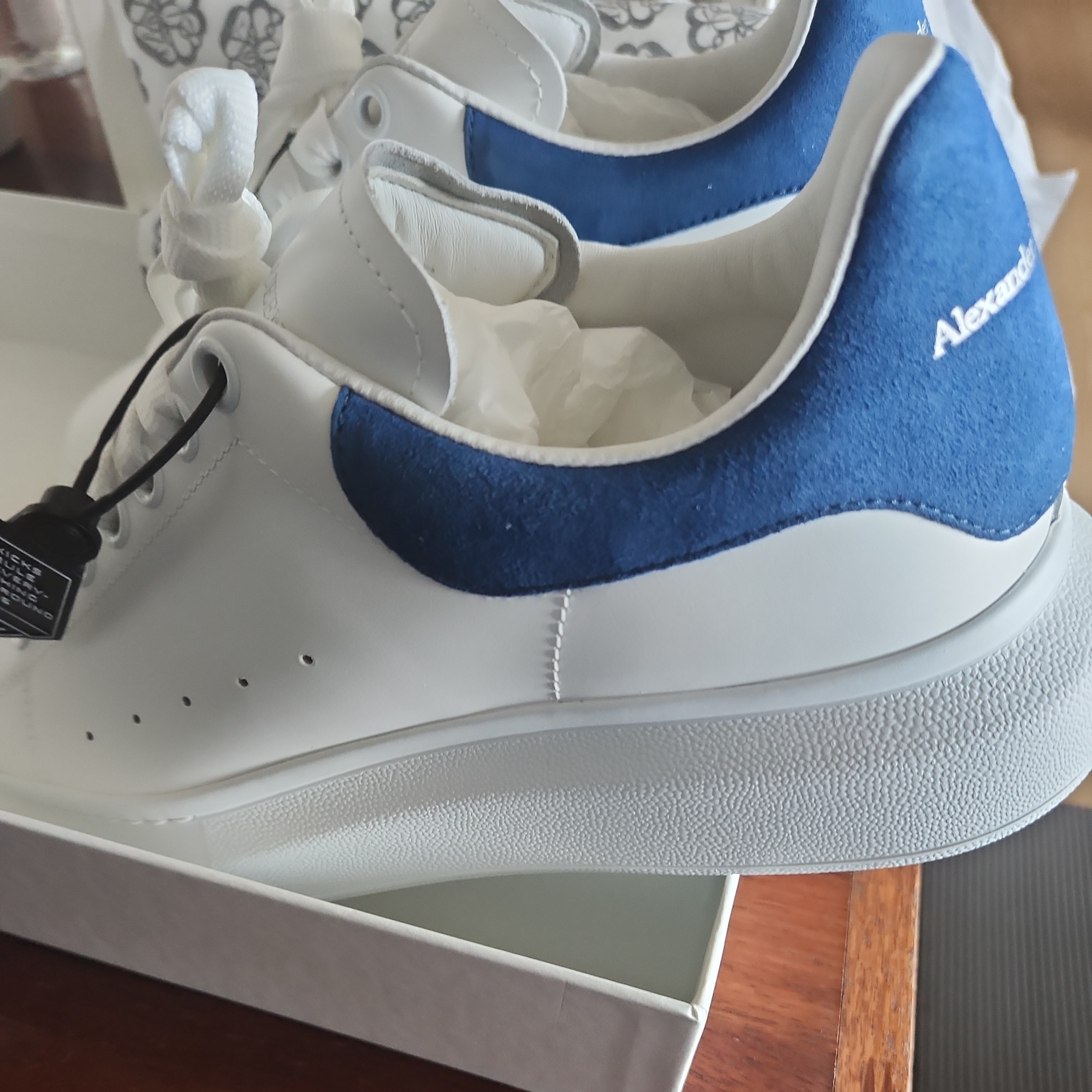 Alexander McQueen Oversized Sneakers Paris Blue 착용 스타일 - 2