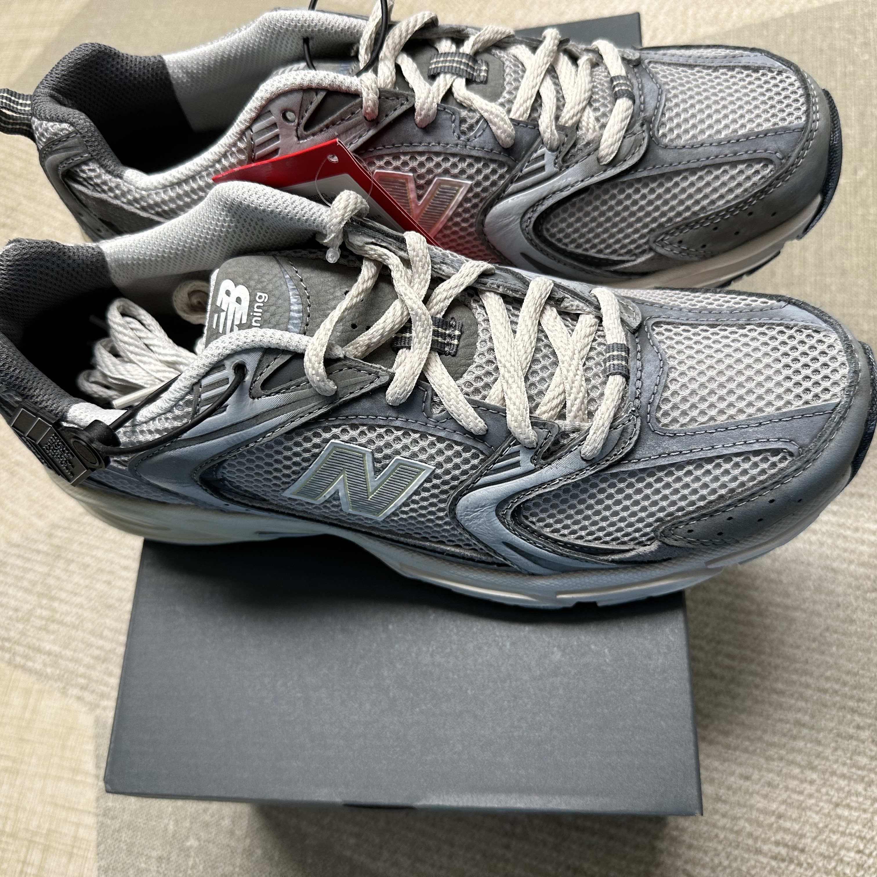 New Balance 530 Premium Vintage Grey Matter 착용 스타일 - 2