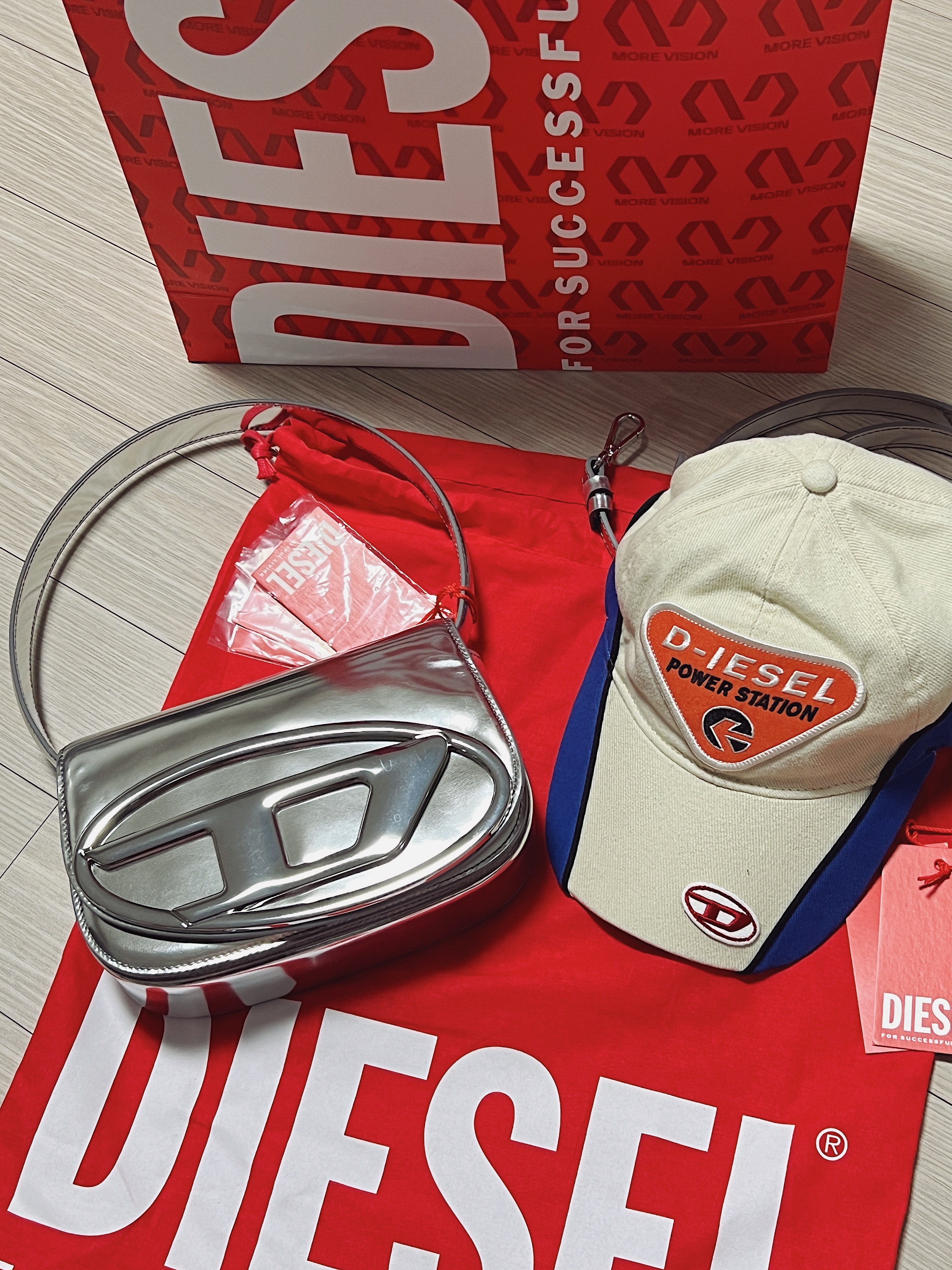 Jordan 1 x Travis Scott Retro Low OG SP Sail and Ridgerock, Diesel C-Pavel Logo Patches Baseball Cap White 착용 스타일 - 4