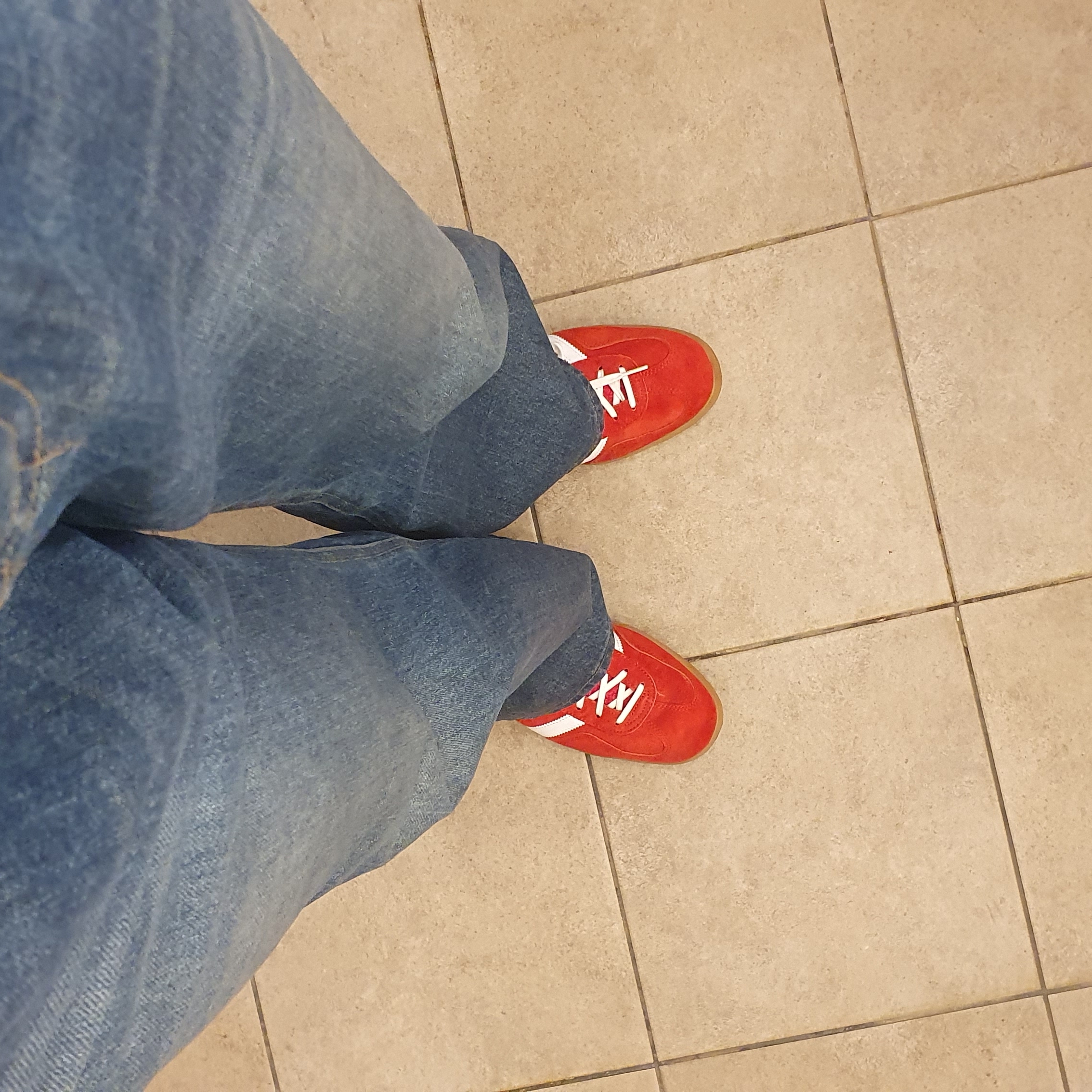 Adidas Gazelle Indoor Scarlet 착용 스타일