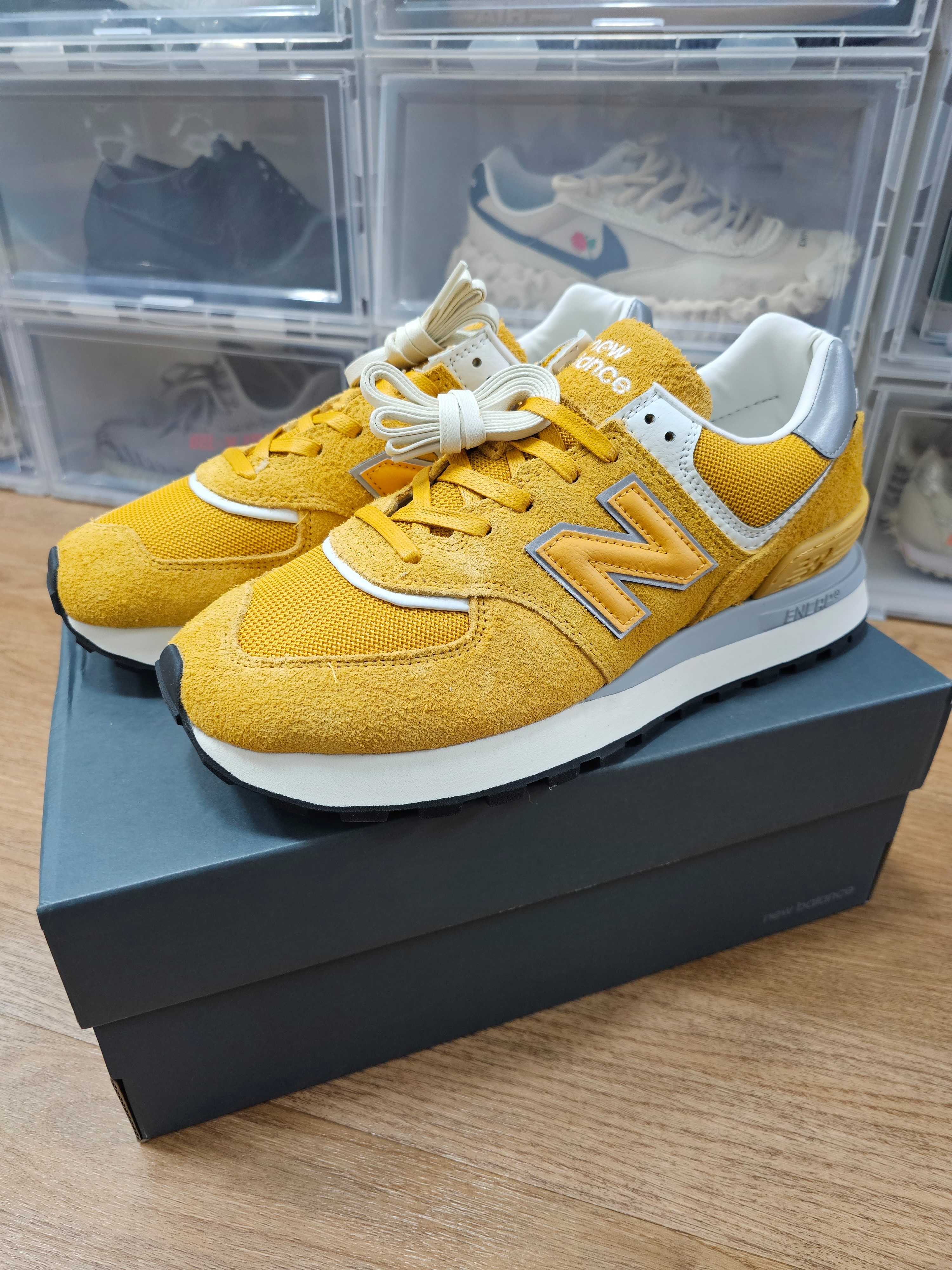 New Balance 574 Legacy Yellow White 착용 스타일 - 1