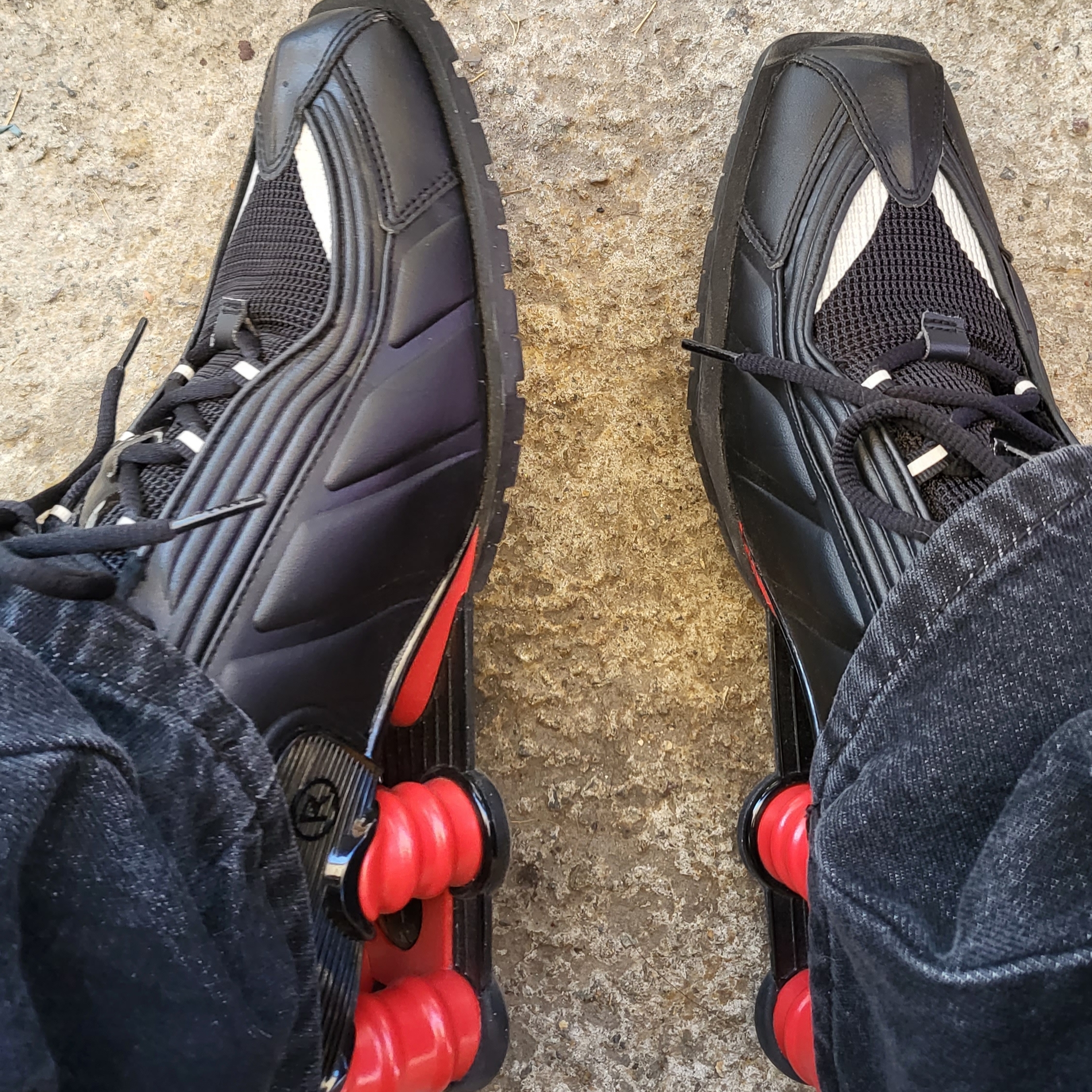 Nike x Martine Rose Shox MR4 Black 착용 스타일 - 3