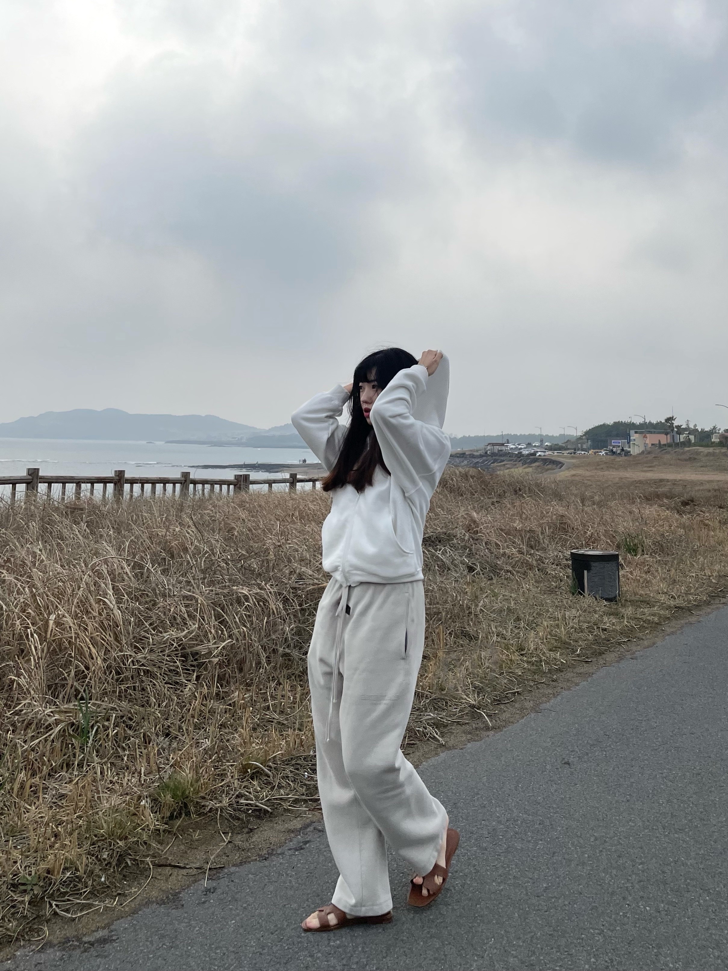 (W) Hermes Oran Sandal Calfskin & Gold Piqures Ecrues, Essentials Relaxed Sweatpants Wheat - 22SS 착용 스타일 - 2