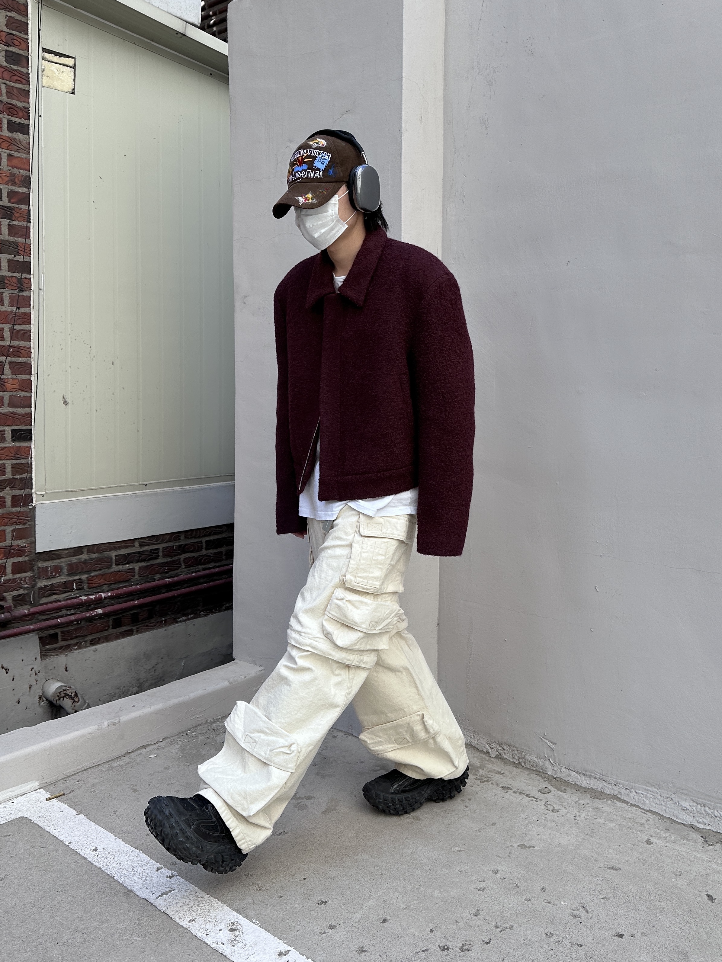 Apple AirPods Max Lightning Space Gray (Korean Ver.), Balenciaga Defender Sneakers Black 착용 스타일 - 4