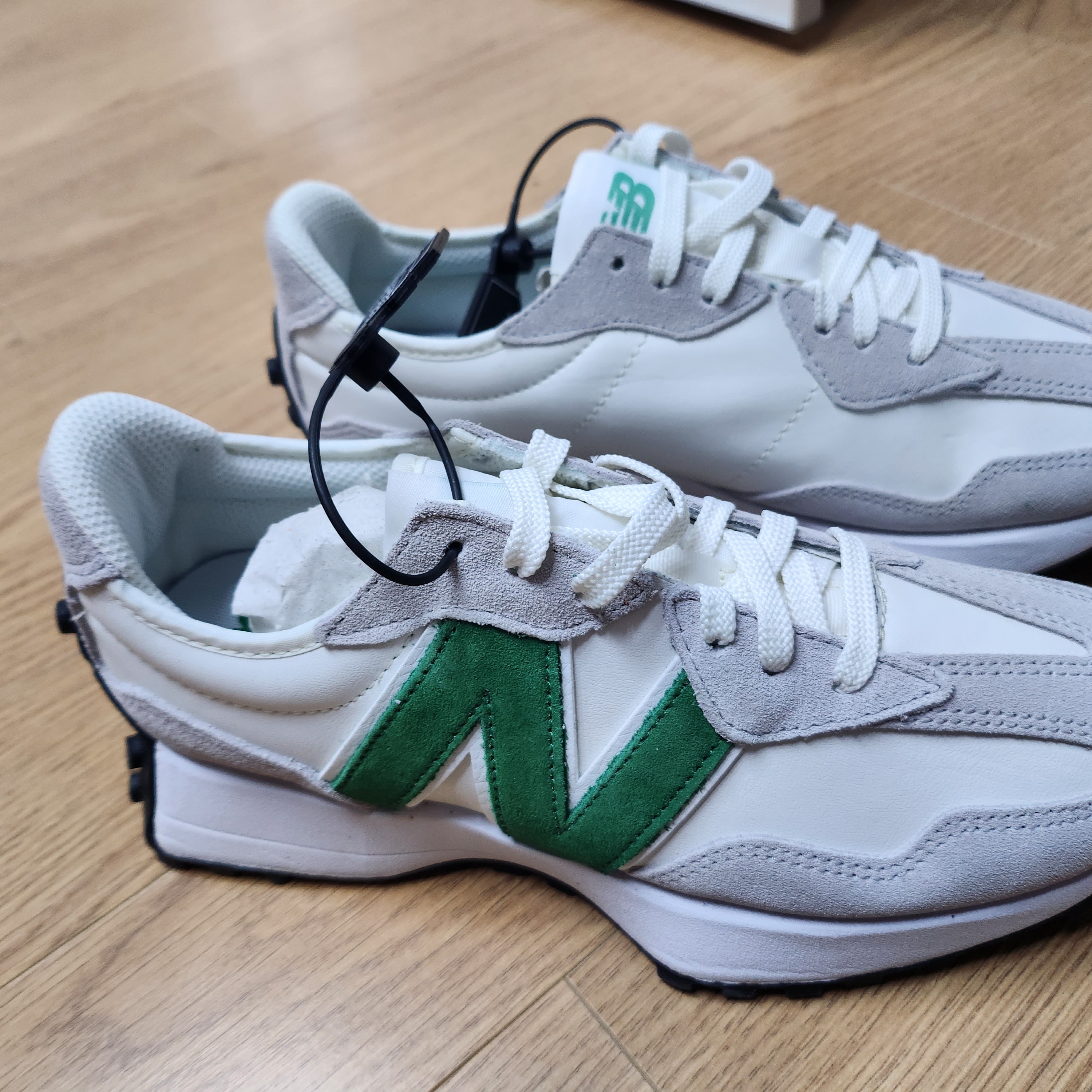 (W) New Balance 327 Rain Cloud Varsity Green 착용 스타일 - 3