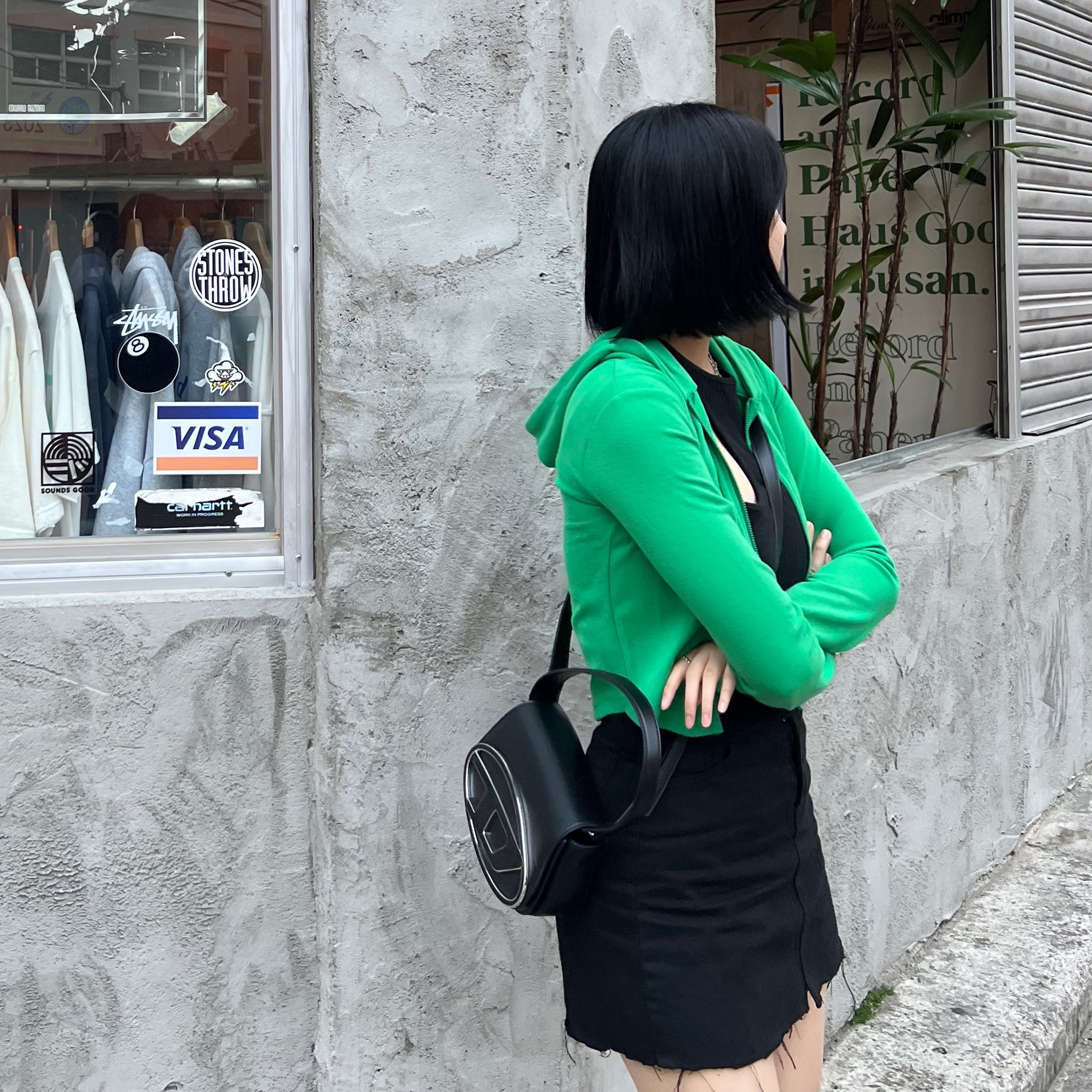 Diesel 1DR Shoulder Bag in Nappa Leather Black, Diesel 1DR Mini Bag Plaque Black 착용 스타일 - 2