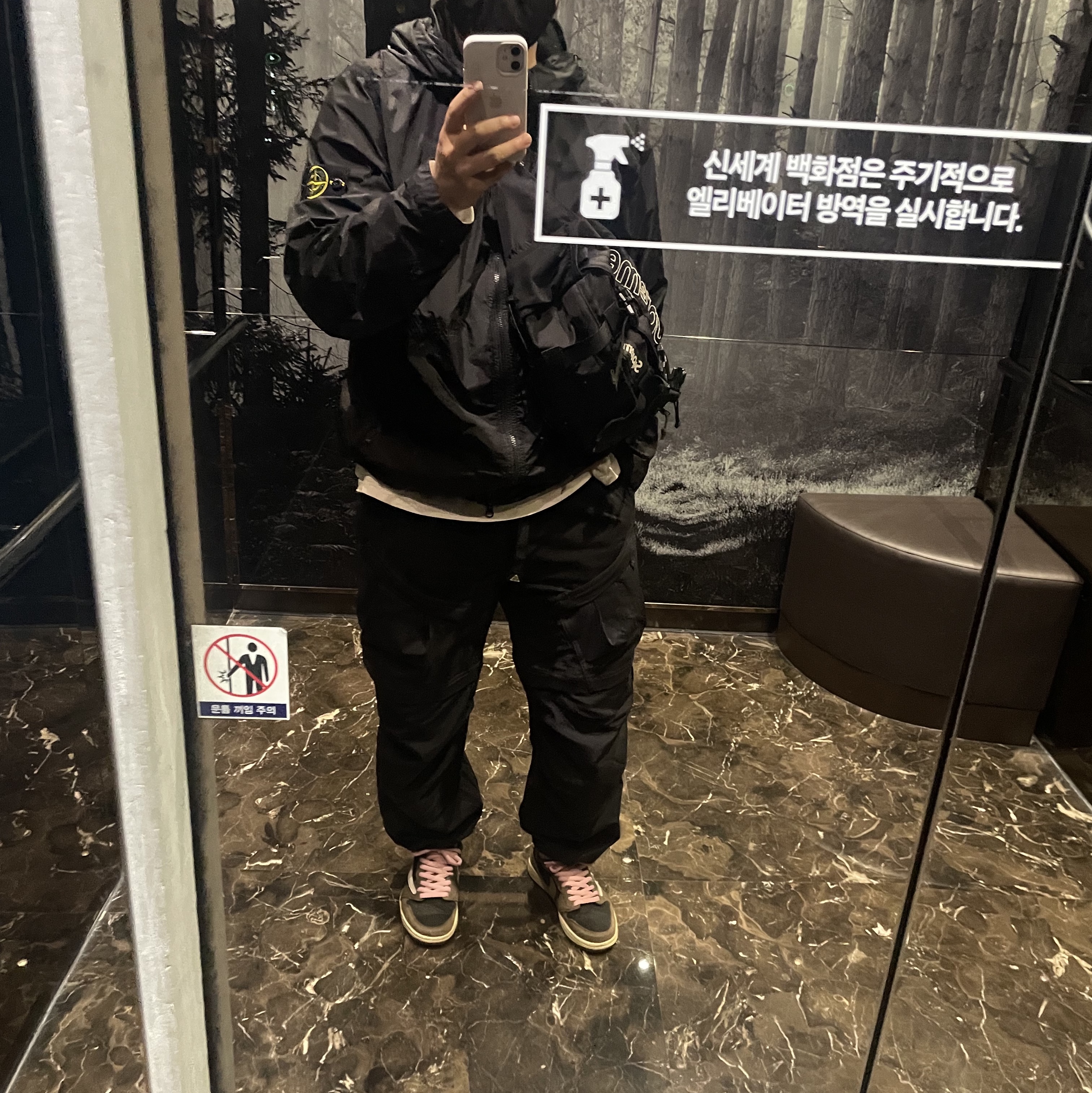 Stone Island 40522 Crinkle Reps Nylon Garment Dyed Hooded Jacket Black - 23SS, Jordan 1 x Travis Scott Retro Low OG SP Mocha 착용 스타일