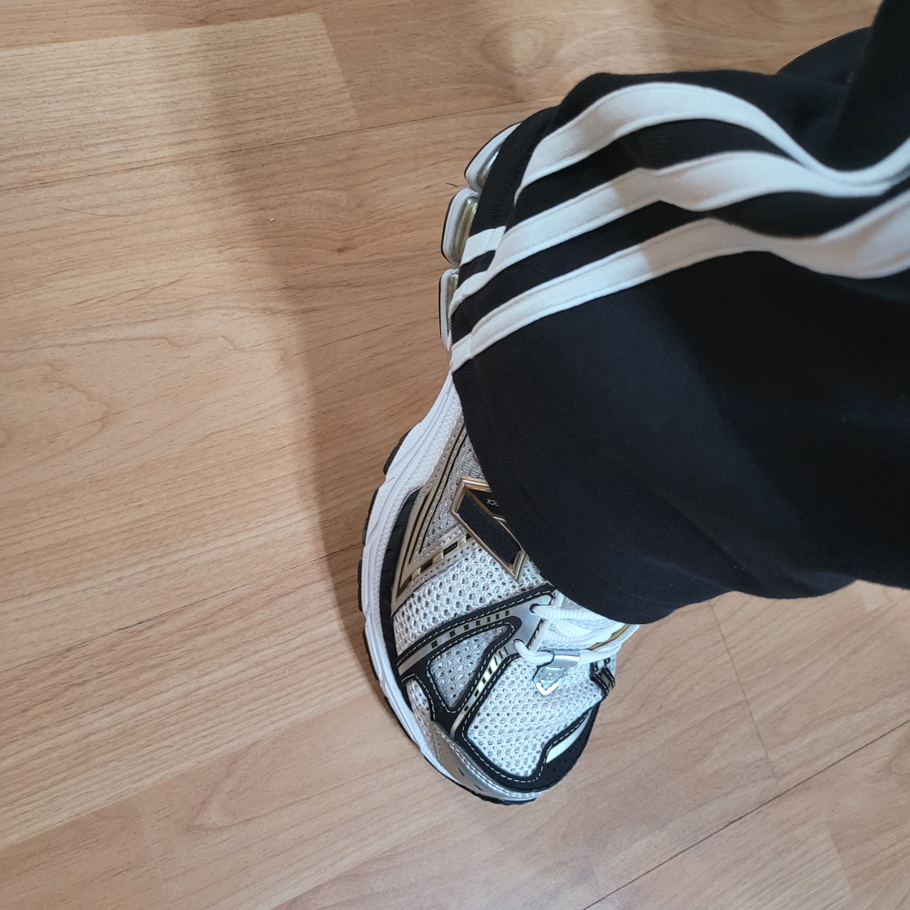 New Balance 1906R White Gold 착용 스타일 - 1