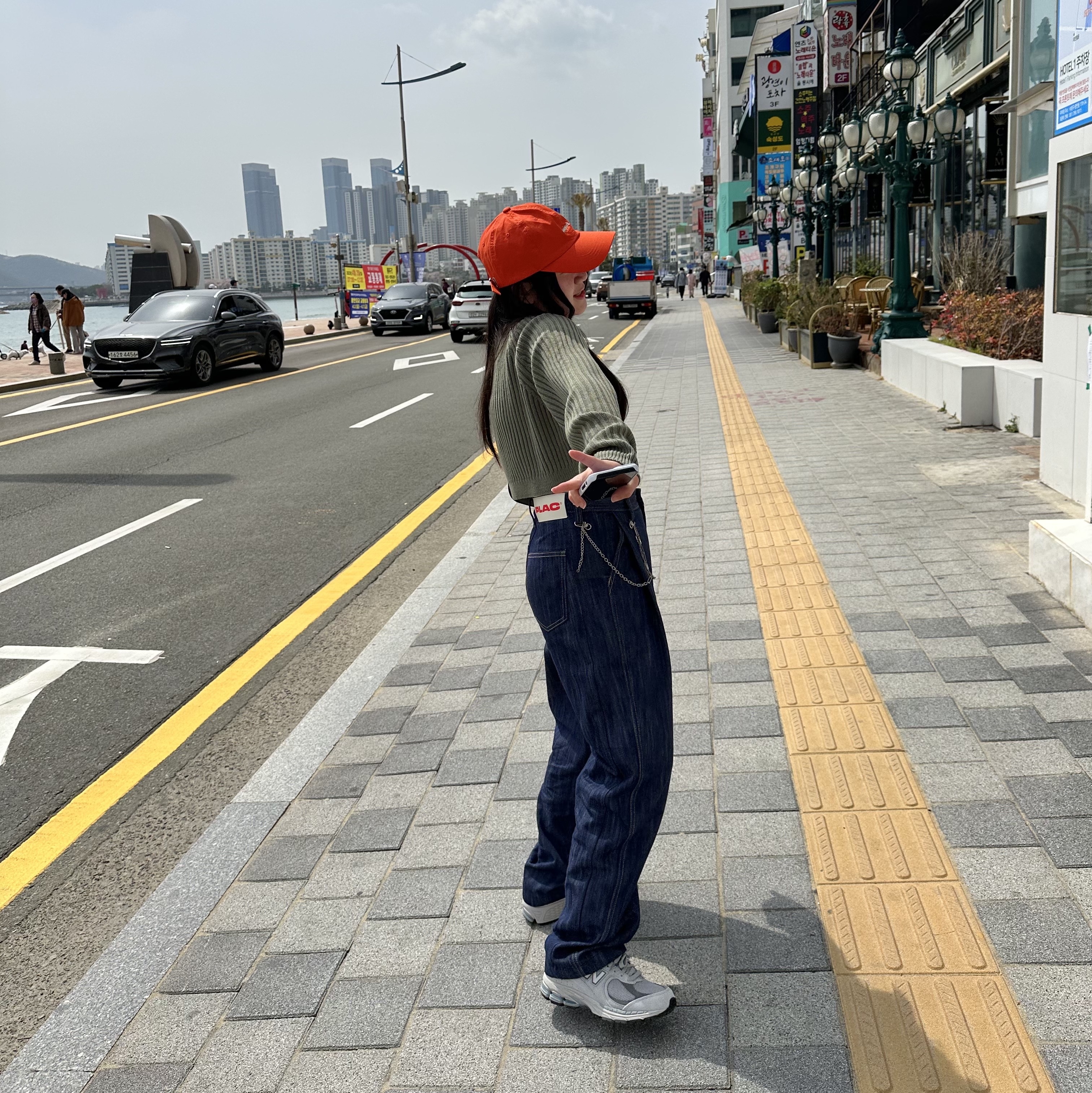 New Balance 2002R T2 Gray 착용 스타일 - 1