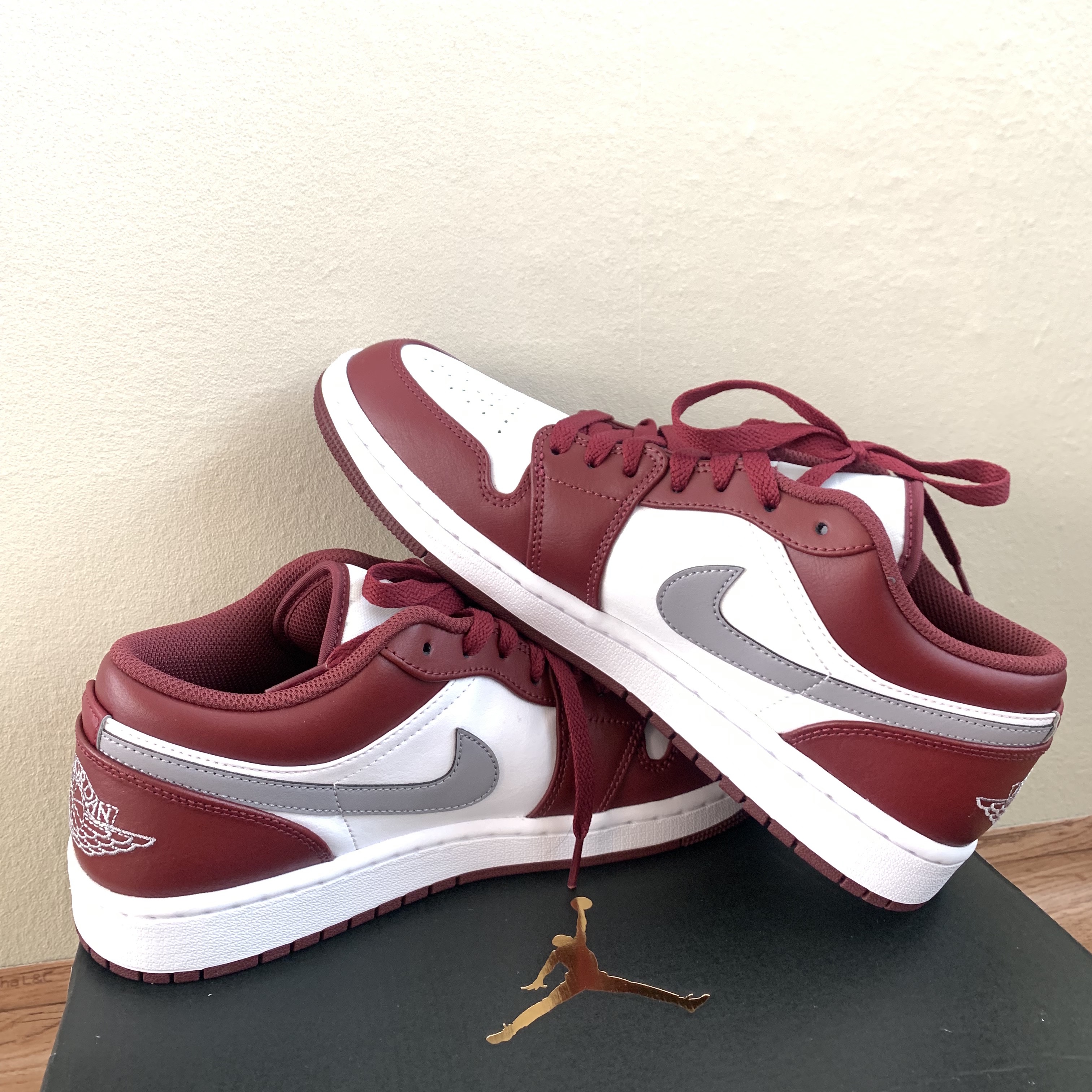Jordan 1 Low Cherrywood Red 착용 스타일 - 1