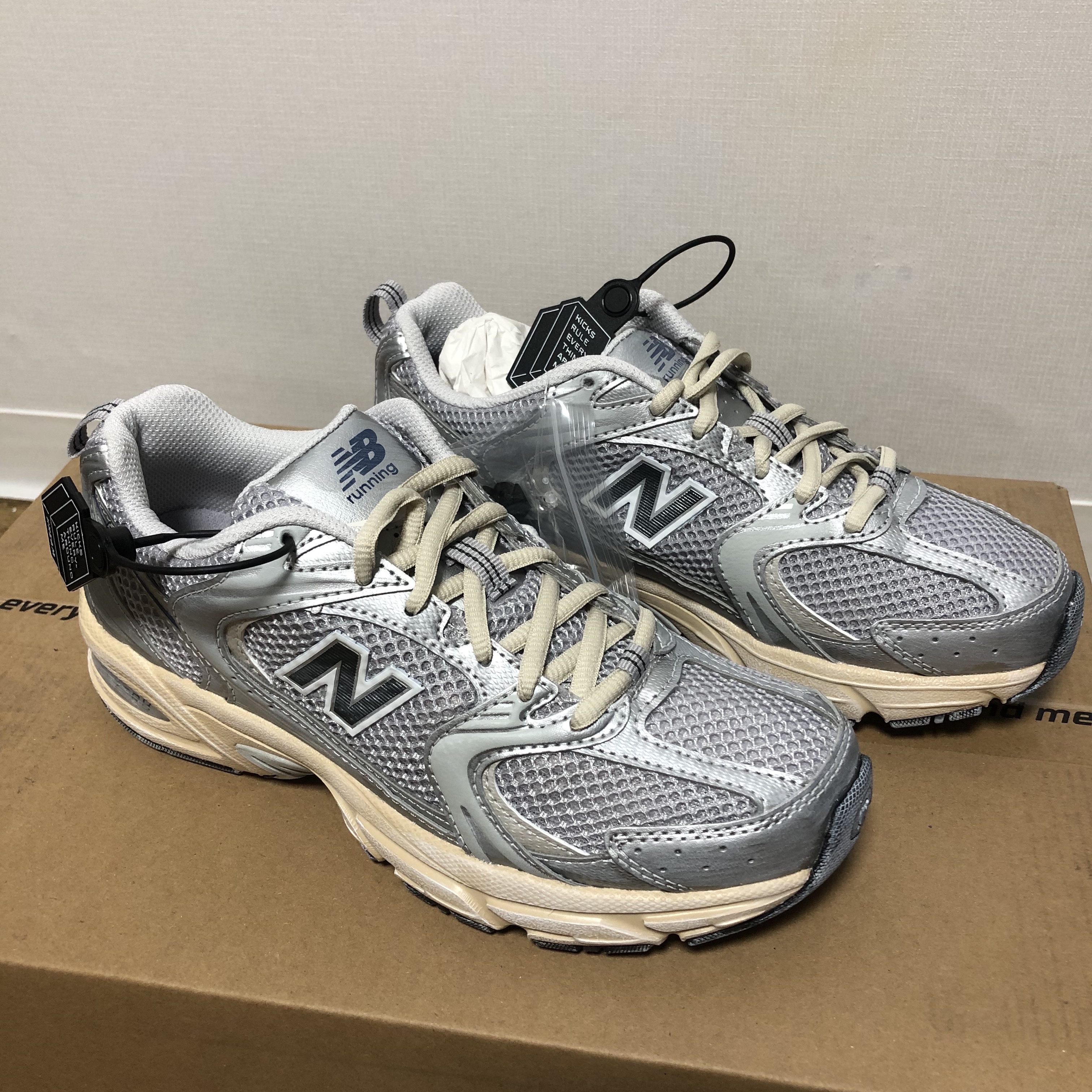 New Balance 530 Vintage Metallic Silver 착용 스타일
