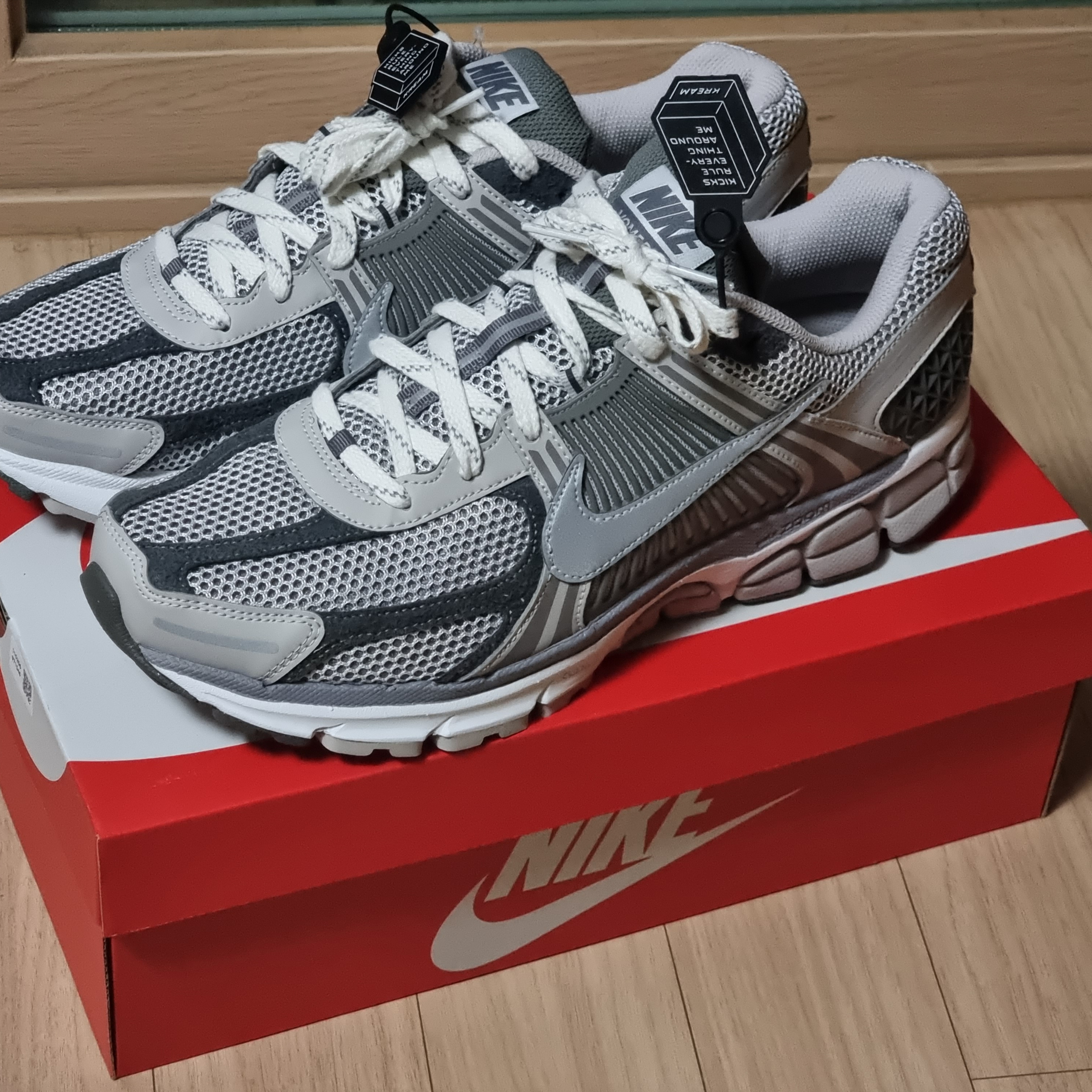 Nike Zoom Vomero 5 PRM Light Iron Ore and Flat Fewter 착용 스타일