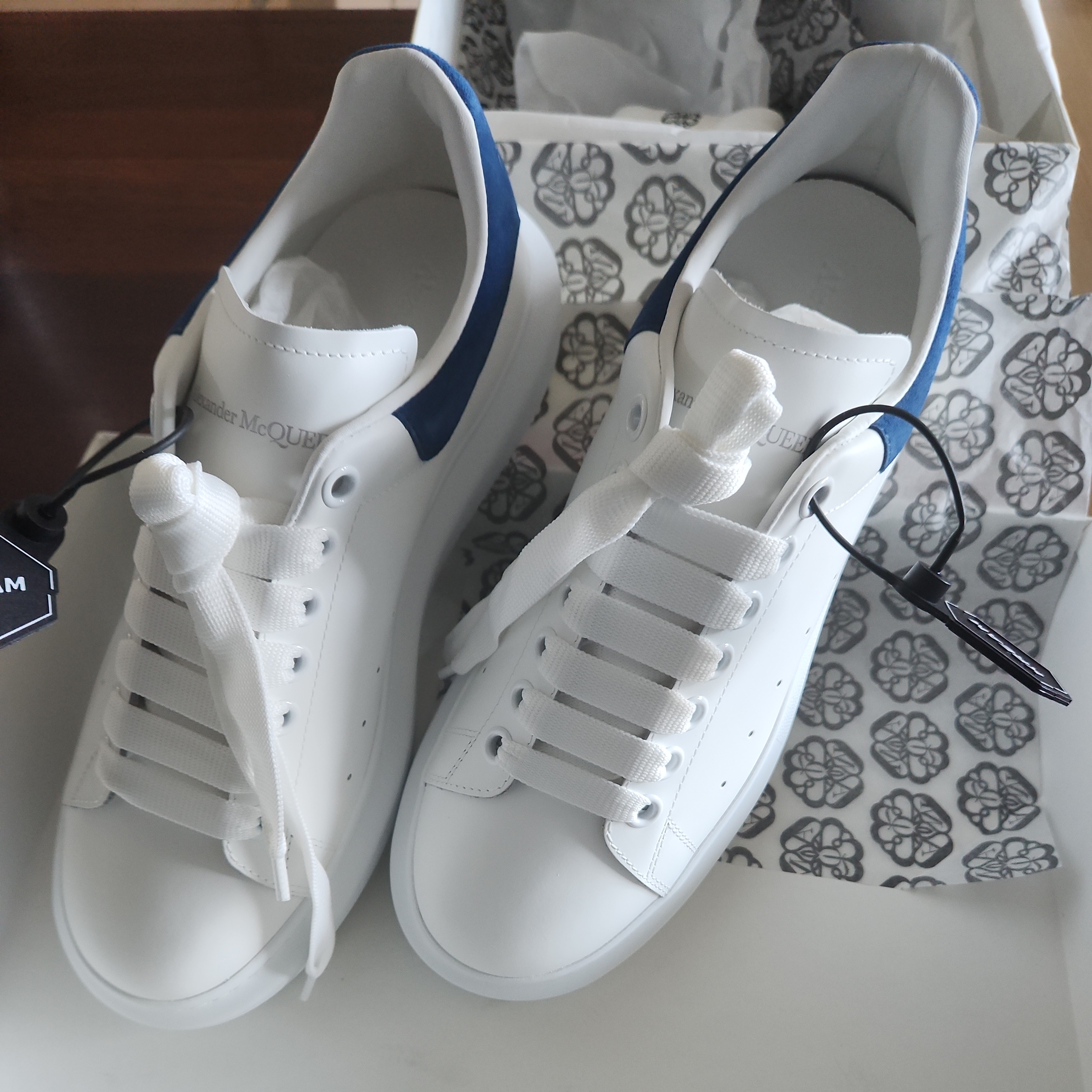 Alexander McQueen Oversized Sneakers Paris Blue 착용 스타일 - 1